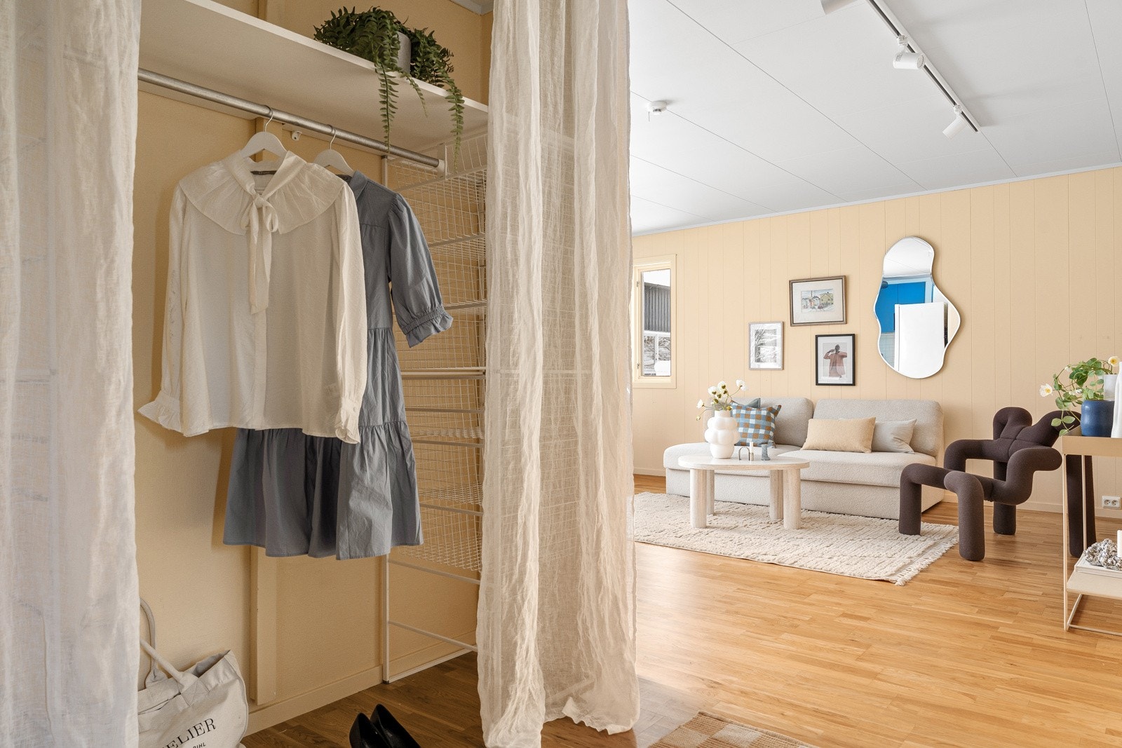 Garderobeløsning i inngangsparti.