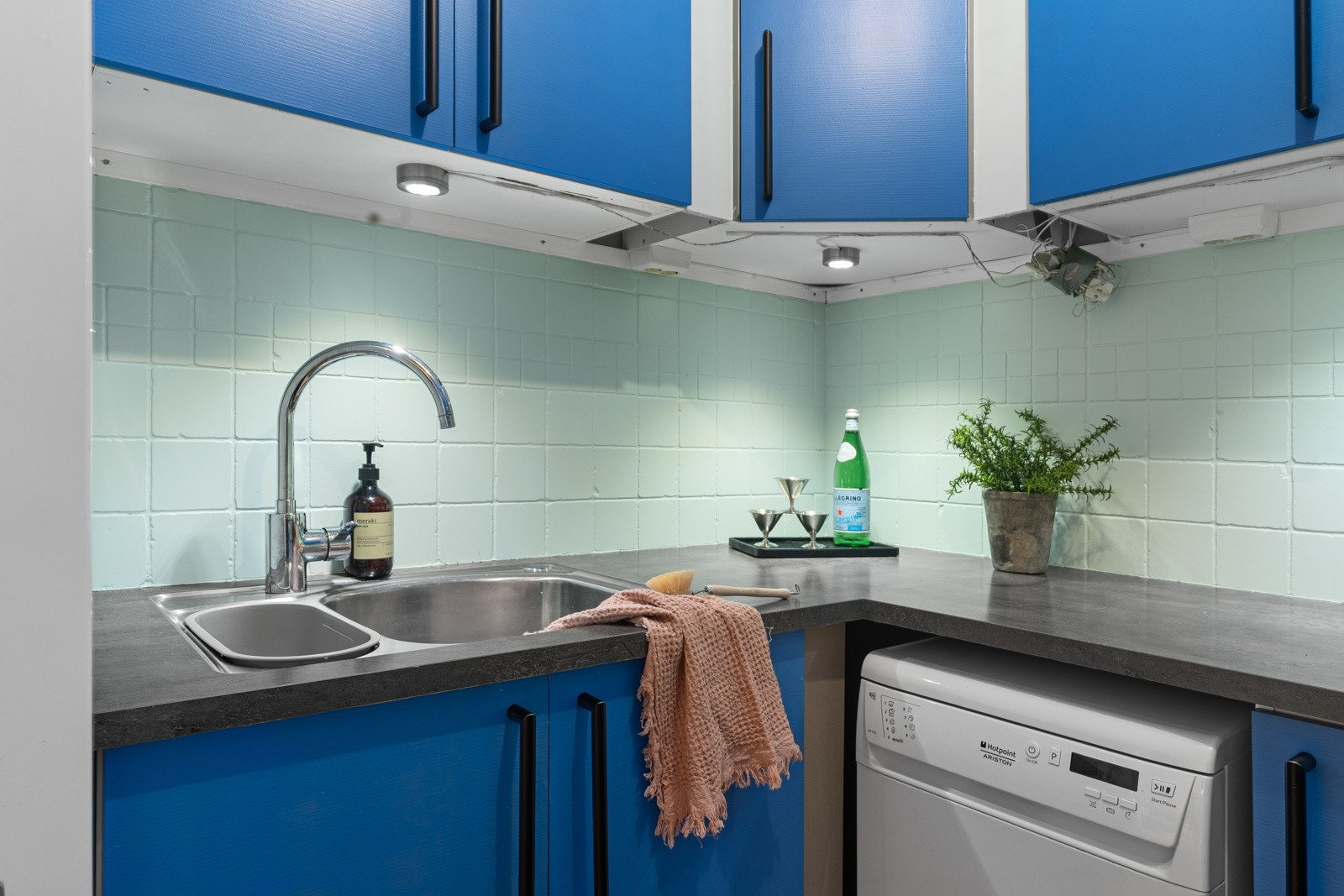 Godt med skap og benkeplass på kjøkkenet.