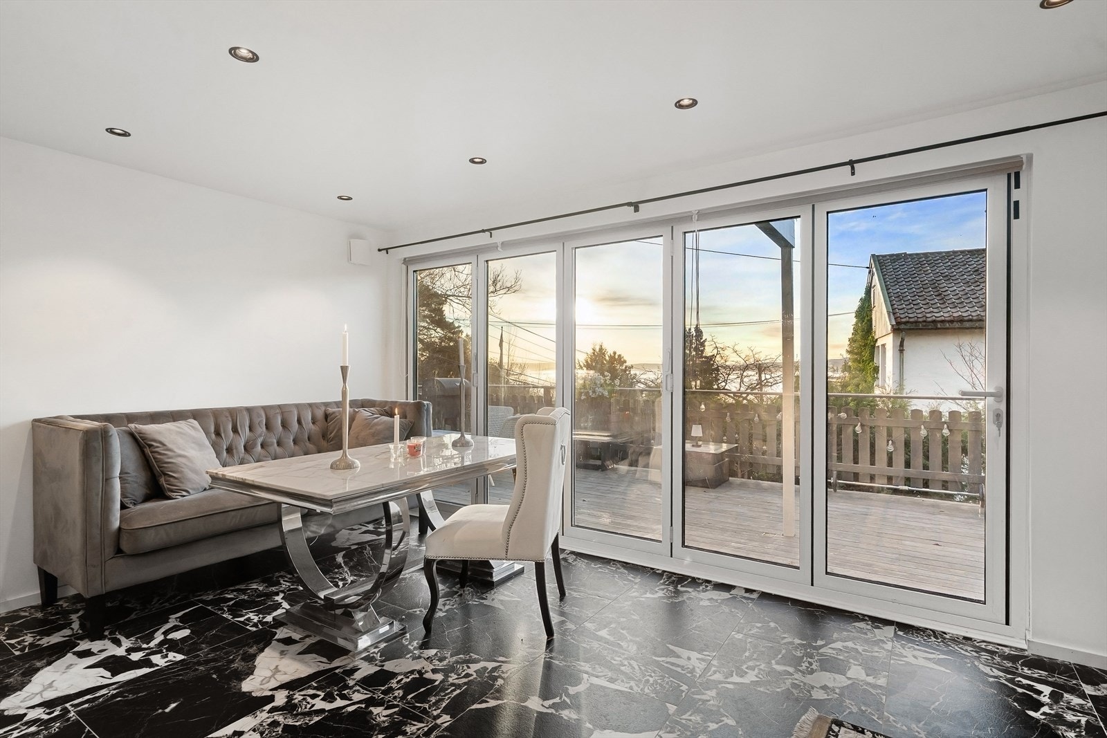 Store vindusflater med "trekkspill dør" ut til terrassen, kan åpne" hele" veggen Galleribilde