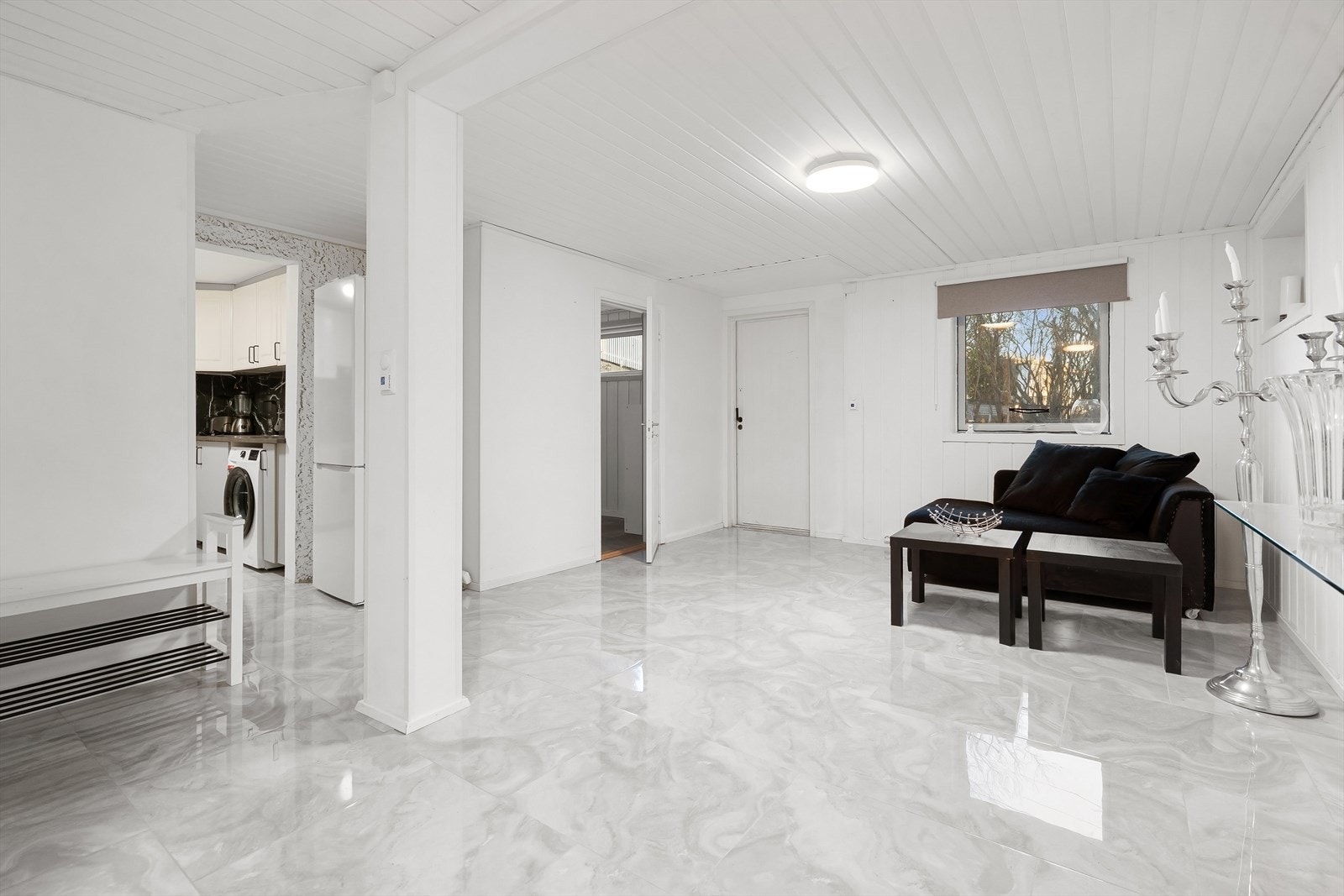 Fra stuen i u.etg. med fine fliser og varmekabler. Egen utgang. Galleribilde