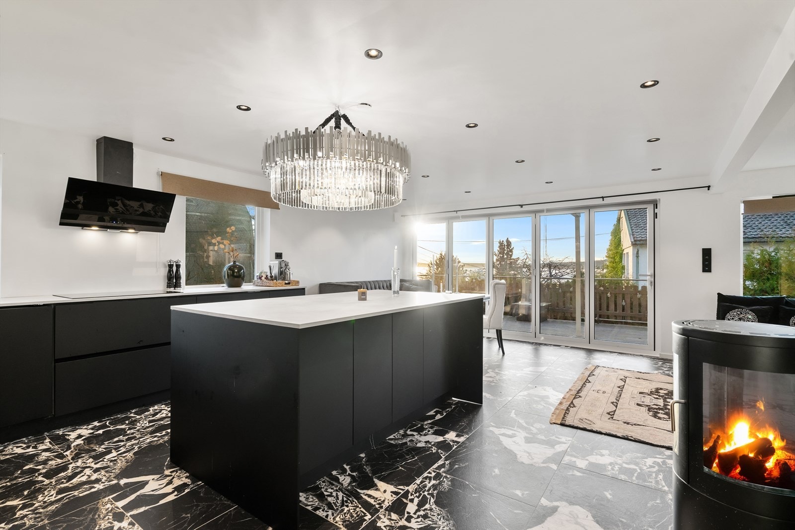 Lys og meget luftig stue/spisestue med åpen kjøkkenløsning Galleribilde