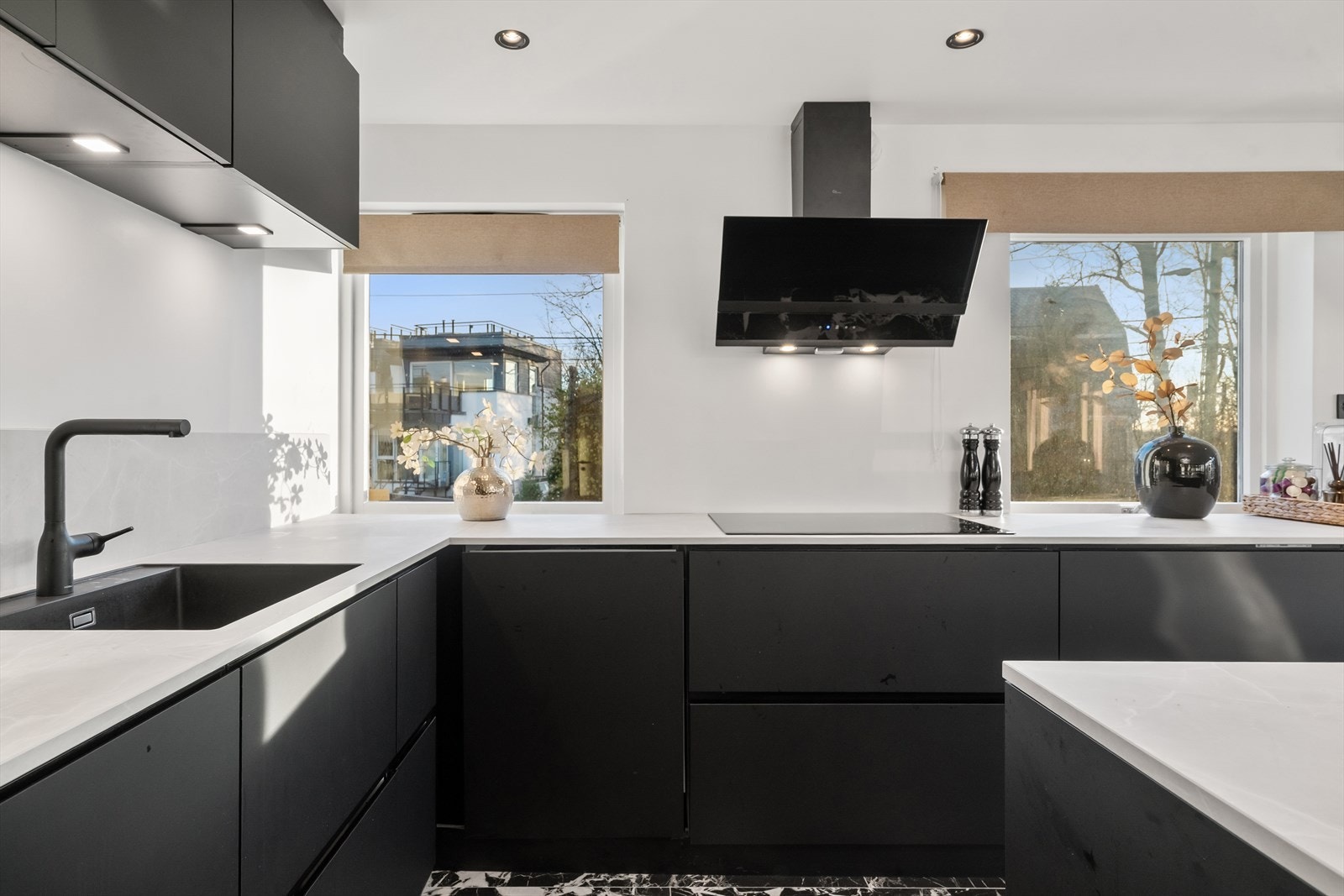 Fra kjøkkenet med god skap-/benkeplass og integrerte hvitevarer Galleribilde