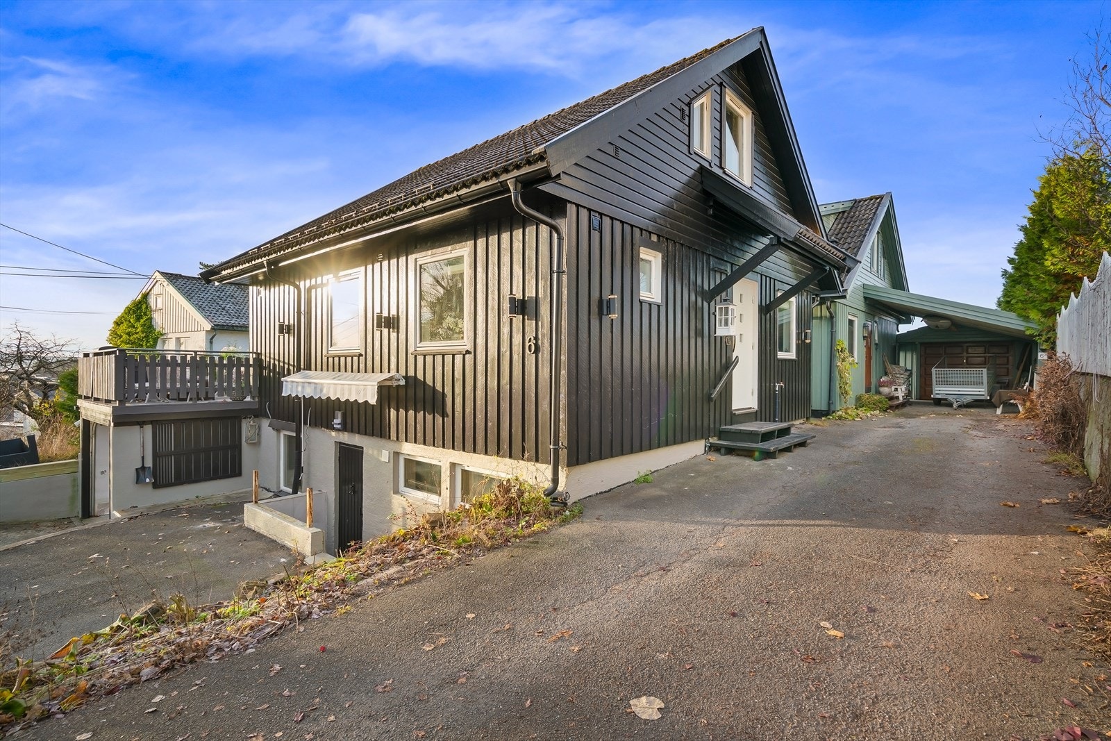 Fra inngangspartiet med romslig gårdsplass Galleribilde