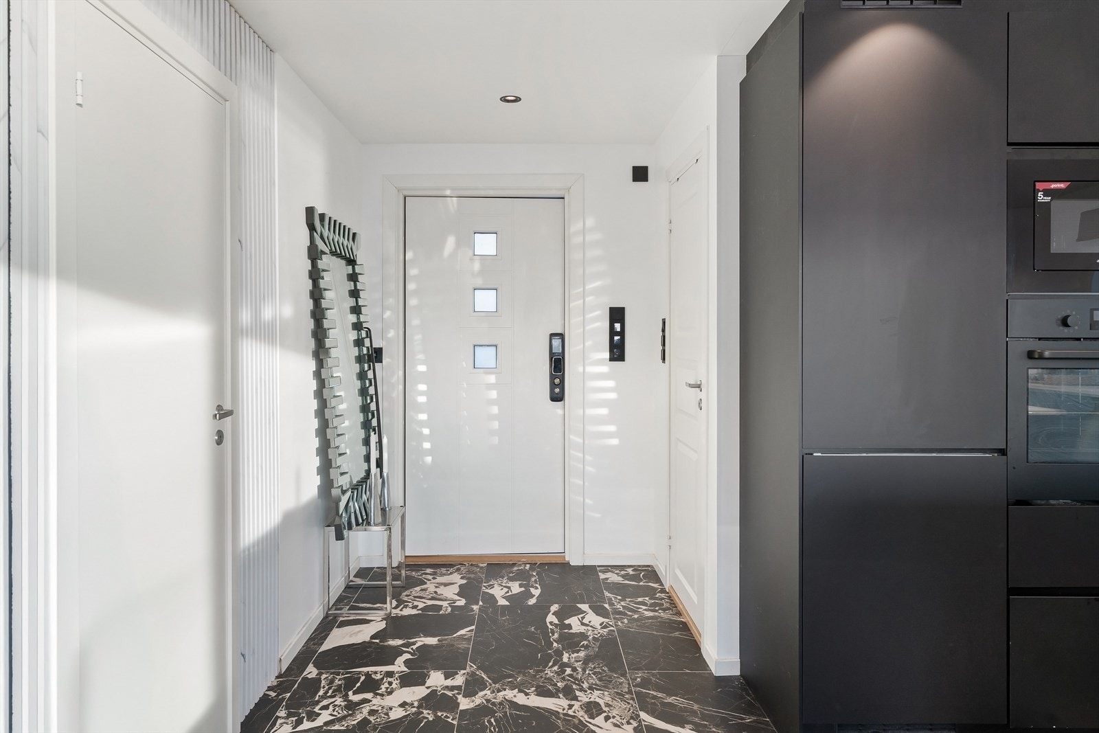 Hyggelig inngangsparti. Ny inngangsdør fra 2024 Galleribilde