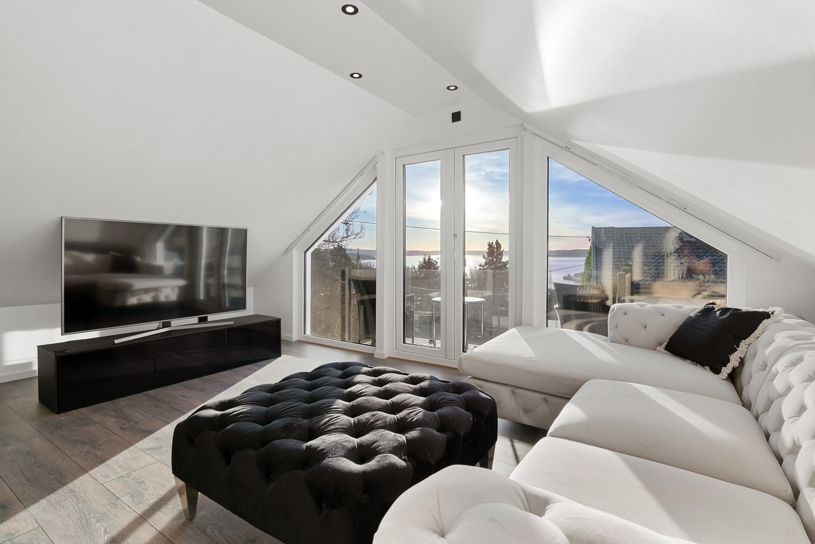 Flott fjordutsikt, ny utgangsdør og vinduer fra 2024 Galleribilde