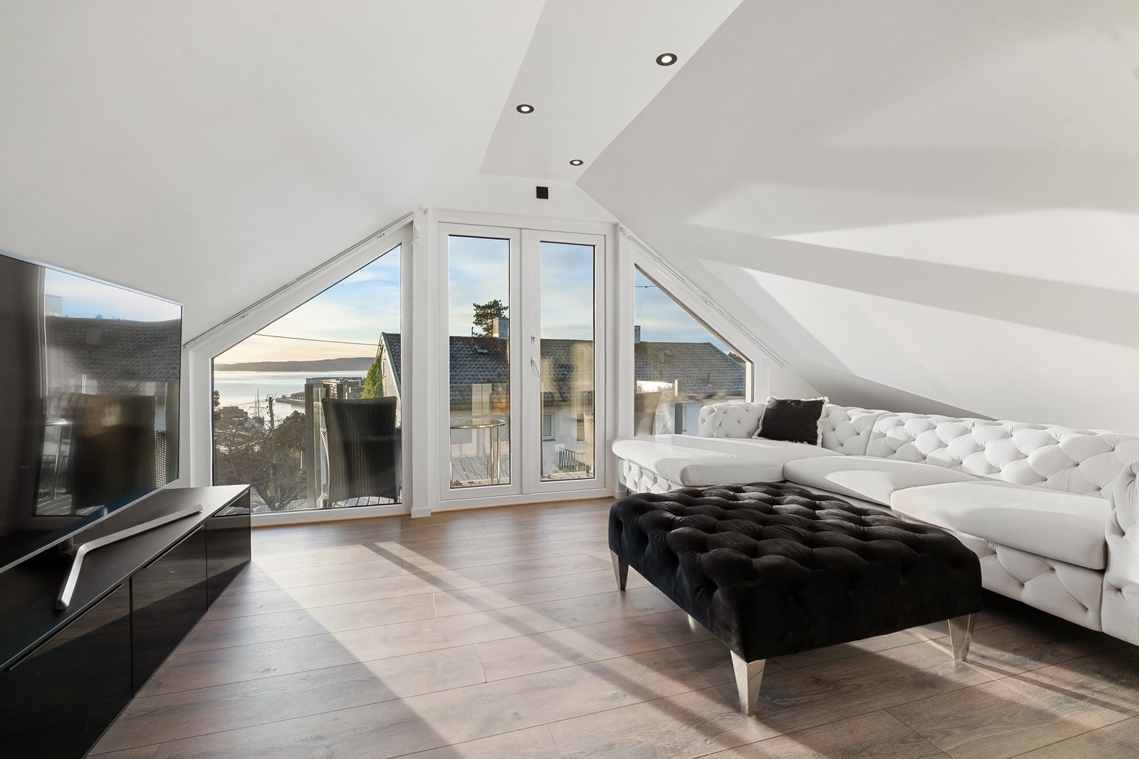 Stuen evt. soverom i 2.etg. med flott fjordutsikt Galleribilde