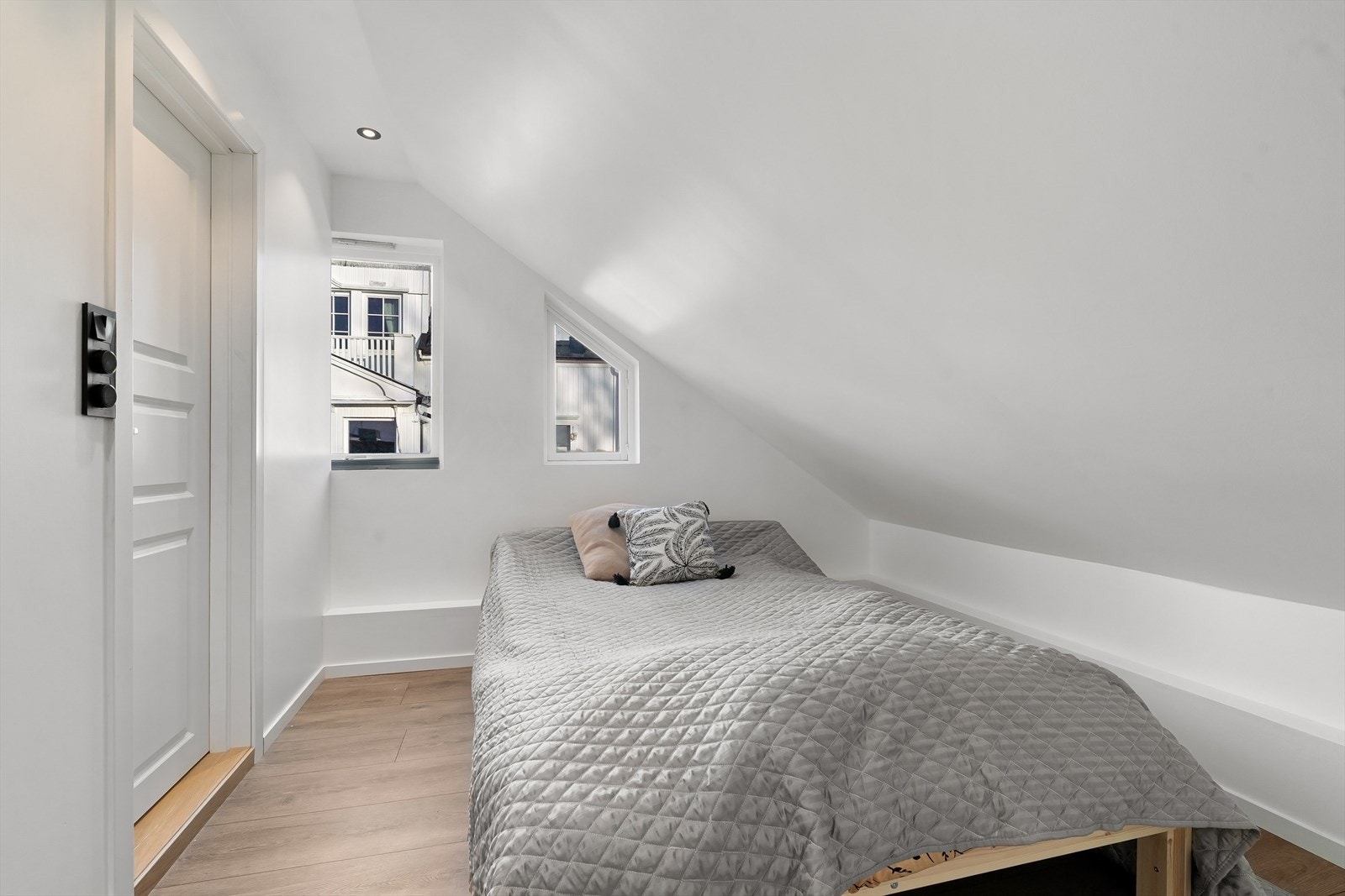 Fra soverommet i 2.etg med direkte tilgang dusjbad Galleribilde