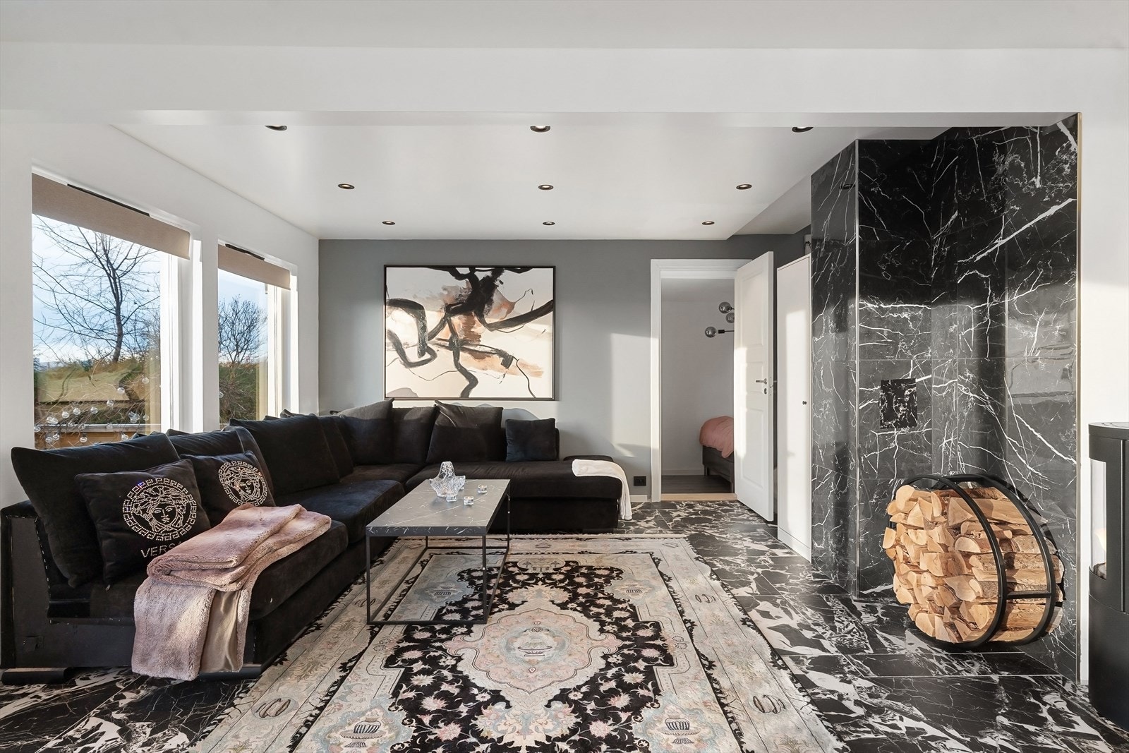 Lys og luftig stue med pipeløp og downligts i tak Galleribilde