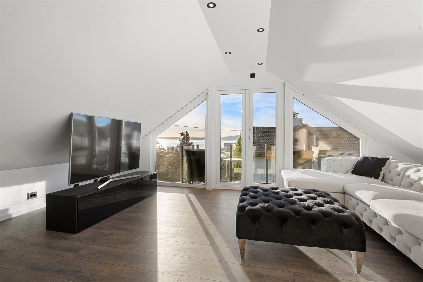 Fra stuen i 2.etg. med utgang med balkong Galleribilde