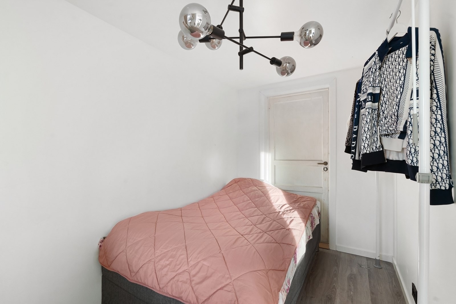 Dette rommet brukes som gjesterom i dag, men er registert som bod med egen utgang Galleribilde