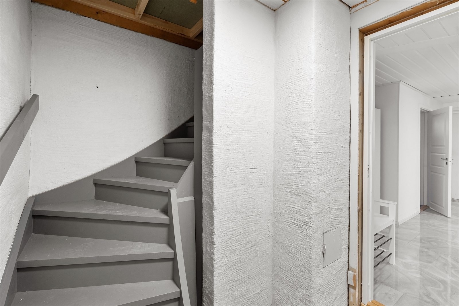 Trappeløpet mellom u.etg. og 1.etg. som i dag er lukket, enkelt å åpne igjen Galleribilde