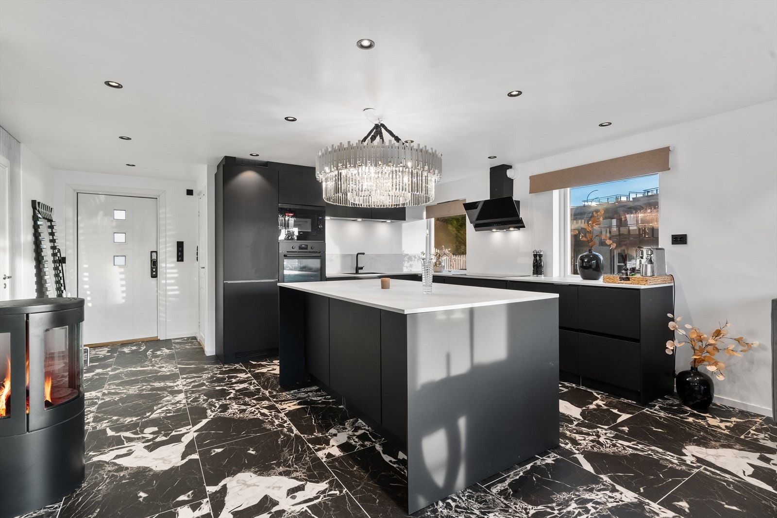 Moderne kjøkken fra 2024 med praktisk kjøkkenøy Galleribilde