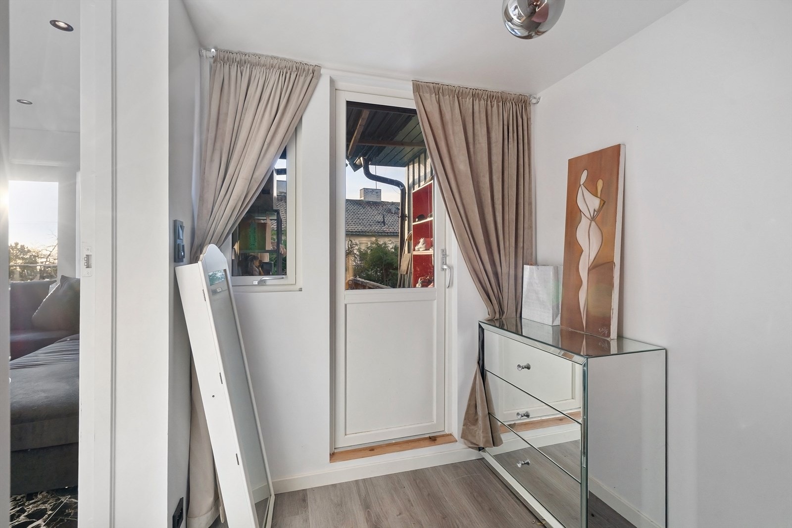 Fra rommet som brukes til gjesterom, men er registert som bod. Utgang til terrassen Galleribilde