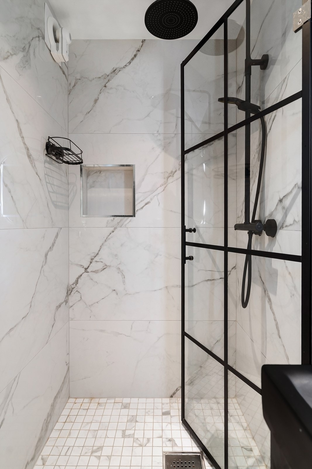 Regnfallsdusj og glassdør inntil dusjsonen Galleribilde