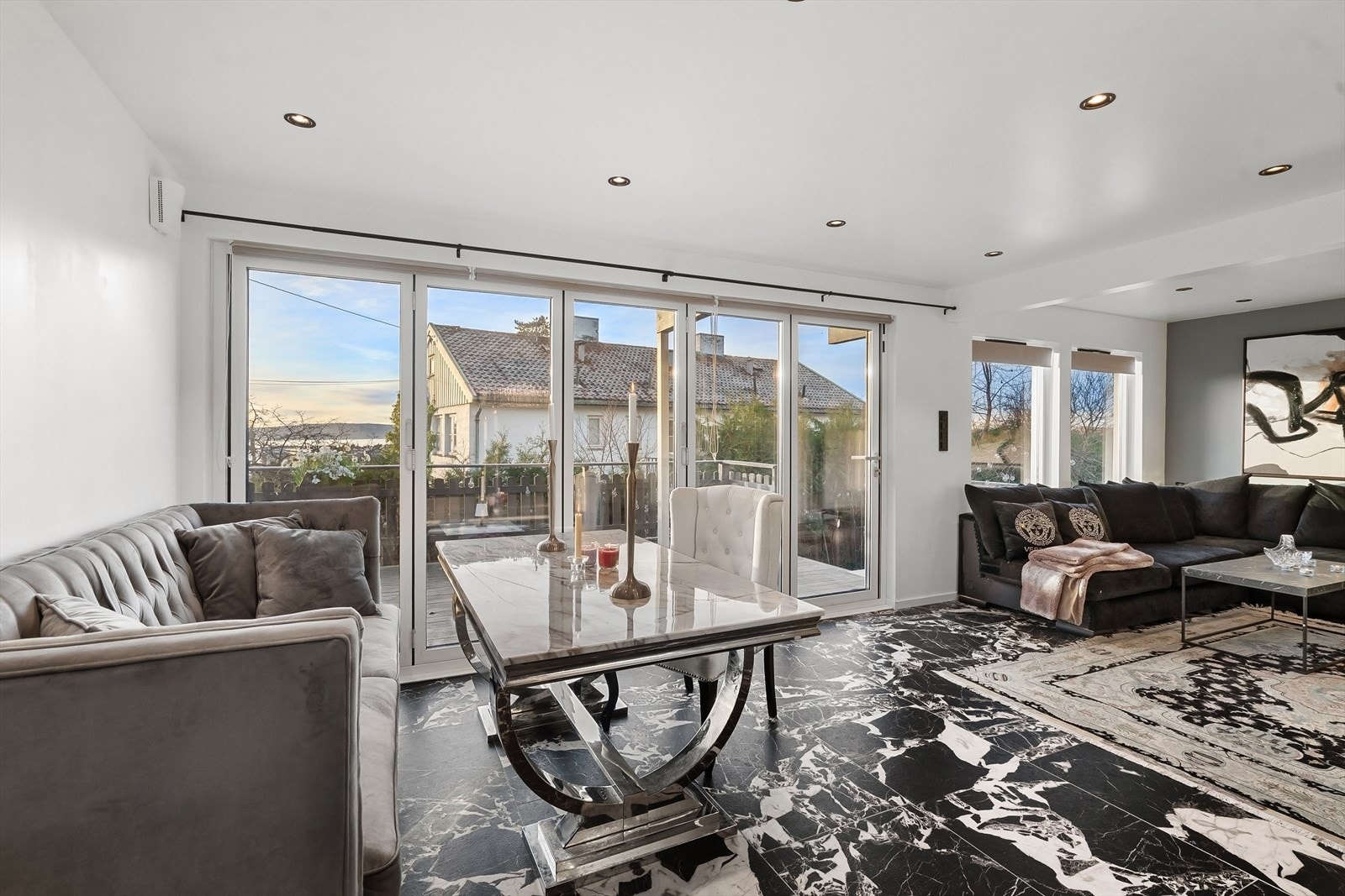 Fra stuen med god spiseplass Galleribilde