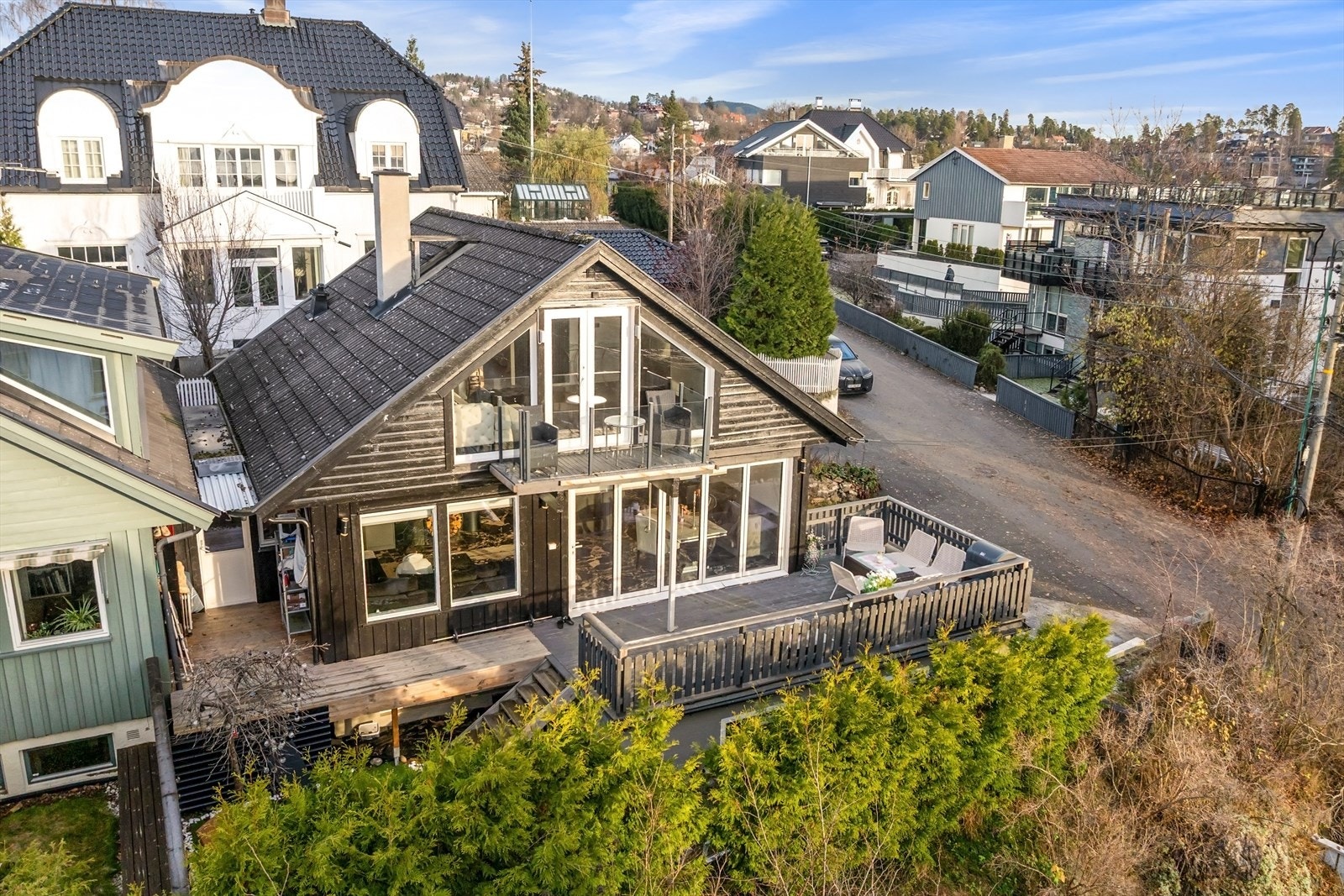 Boligen ligger på ett høydedrag med gode solforhold og fin fjordutsikt Galleribilde