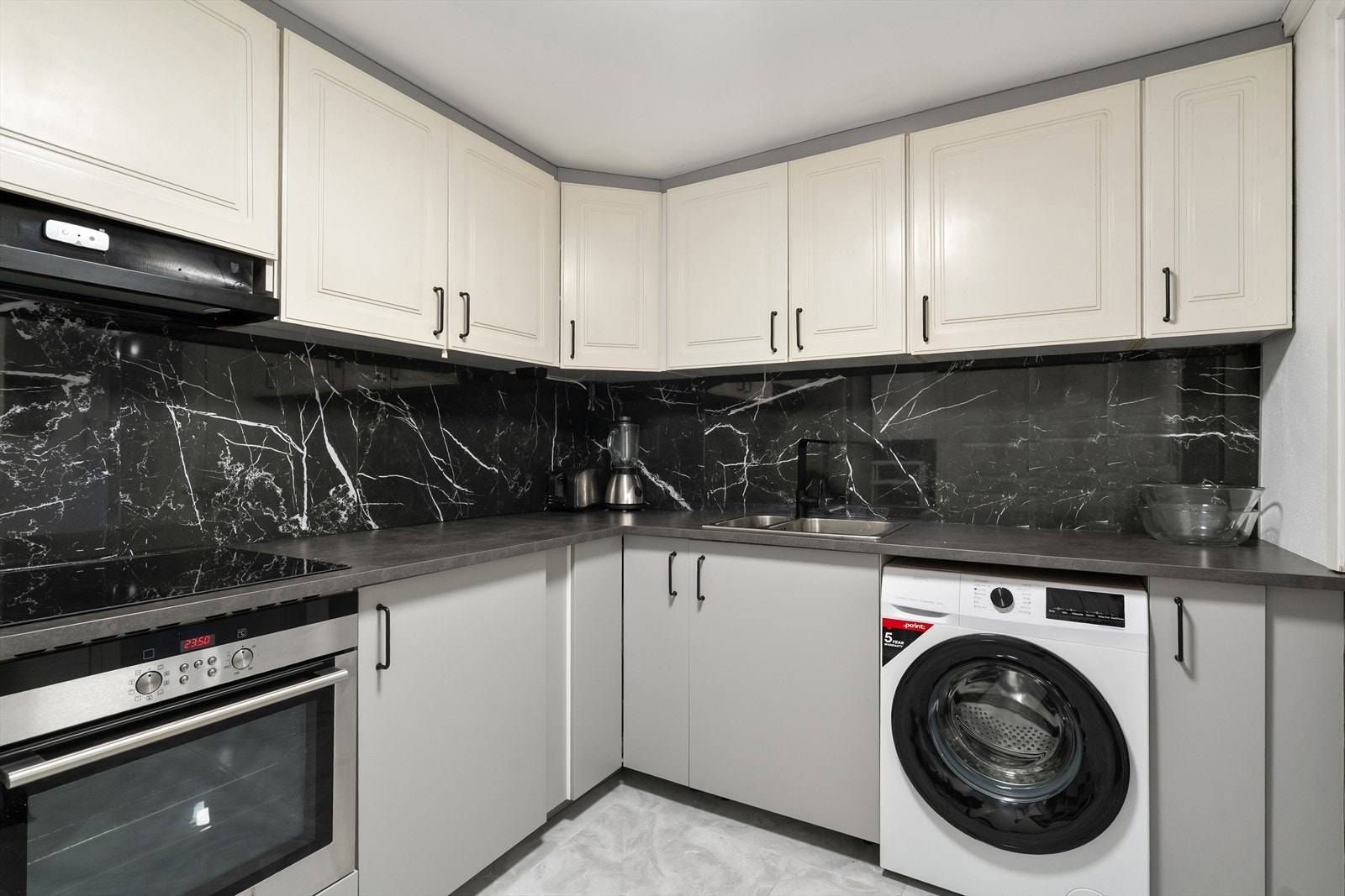 God skap-/benkeplass på kjøkkenet i u.etg. Galleribilde