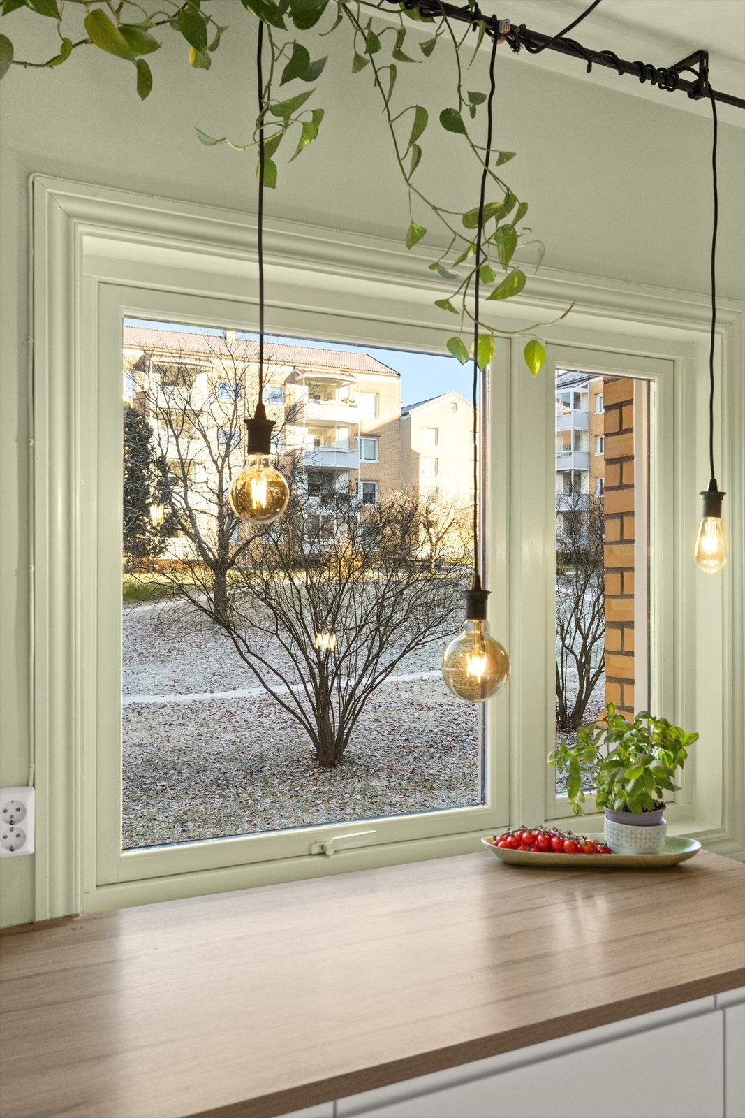 Kjøkkenet er vendt mot felles grøntareal og rolige omgivelser. Galleribilde