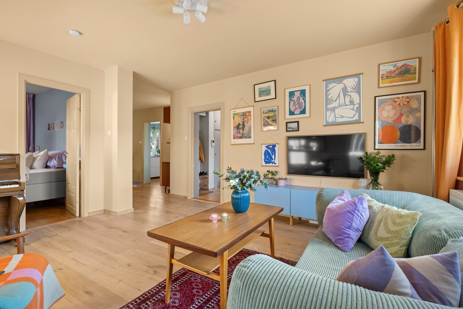 Vegger og tak ble helsparklet og malt i 2022. Karmer og dører ble malt i 2022. Galleribilde