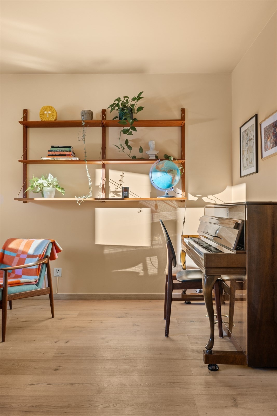 Rommets størrelse gir gode innredningsmuligheter. Galleribilde