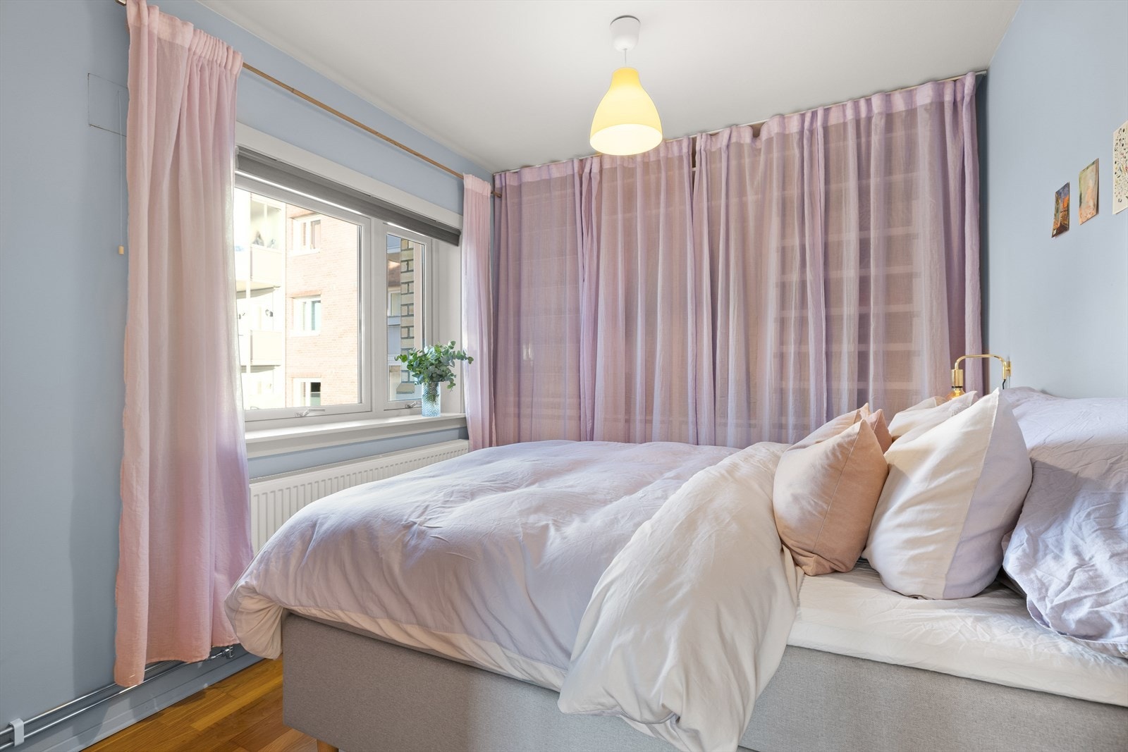 Hovedsoverom | Rommet er av god størrelse med plass til stor dobbeltseng og tilhørende nattbord. Galleribilde