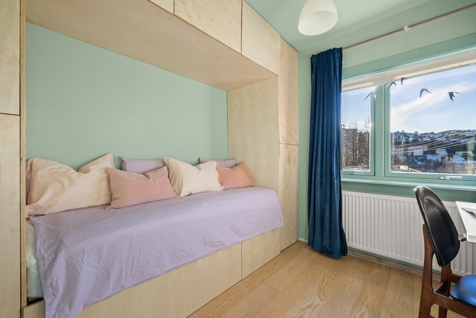 Soverom II | Rommer er av fin størrelse med plass til både seng, skrivepult og garderobeløsning. Galleribilde