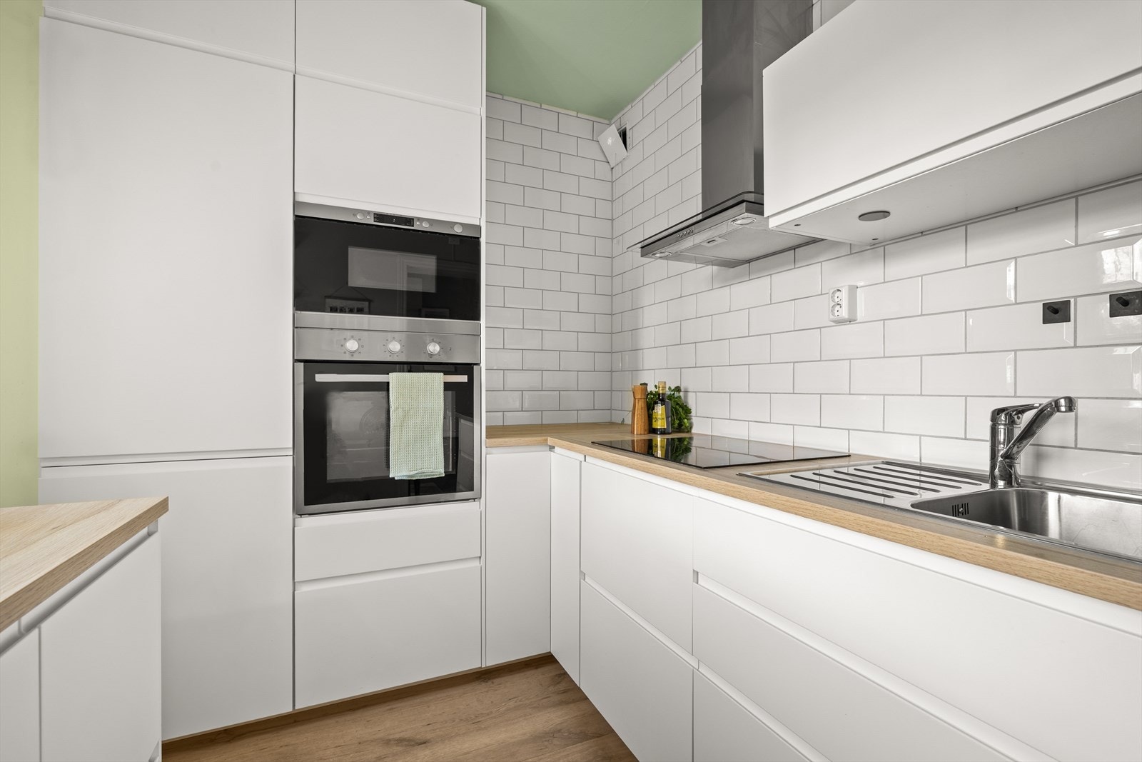 På kjøkkenet er det rikelig med både skap- og benkeplass. Galleribilde