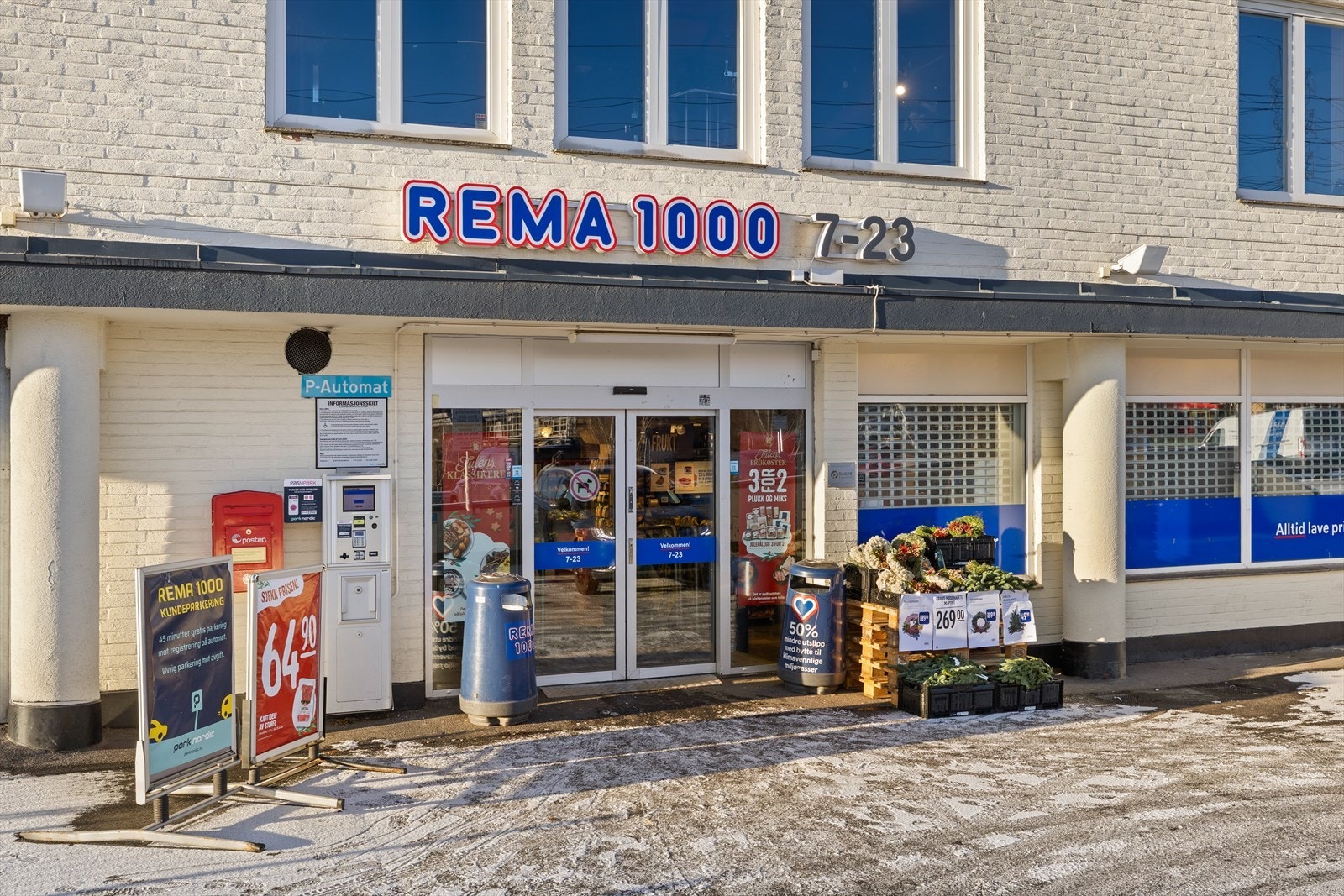 Fra boligen er det umiddelbar nærhet til Rema 1000 og bussholderplass med hyppige avganger med linje nr. 37. Galleribilde