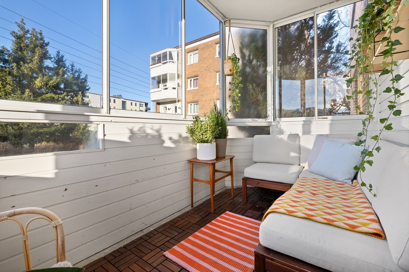 En pen, gjennomgående og attraktiv 3-roms endeleilighet med god intern beliggenhet. Galleribilde