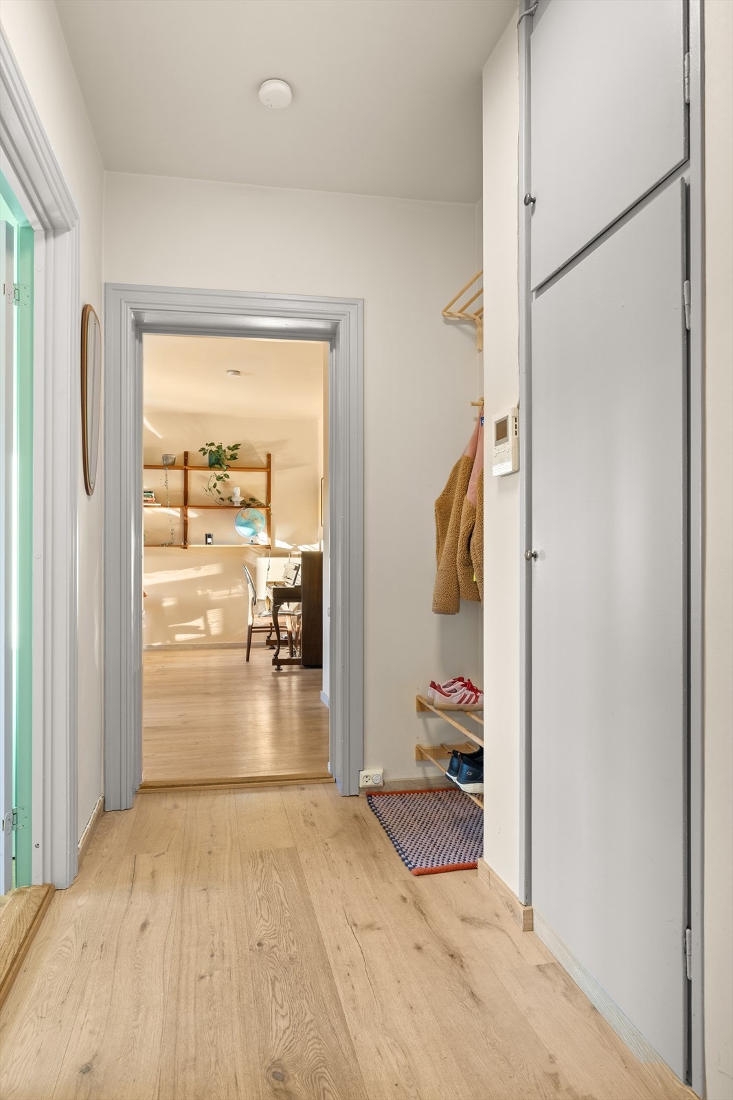 Entrè med god plass til oppbevaring av sko og yttertøy, samt innebygd skap. Leiligheten disponerer også en bod i kjeller og på loft på totalt 22 m². Galleribilde