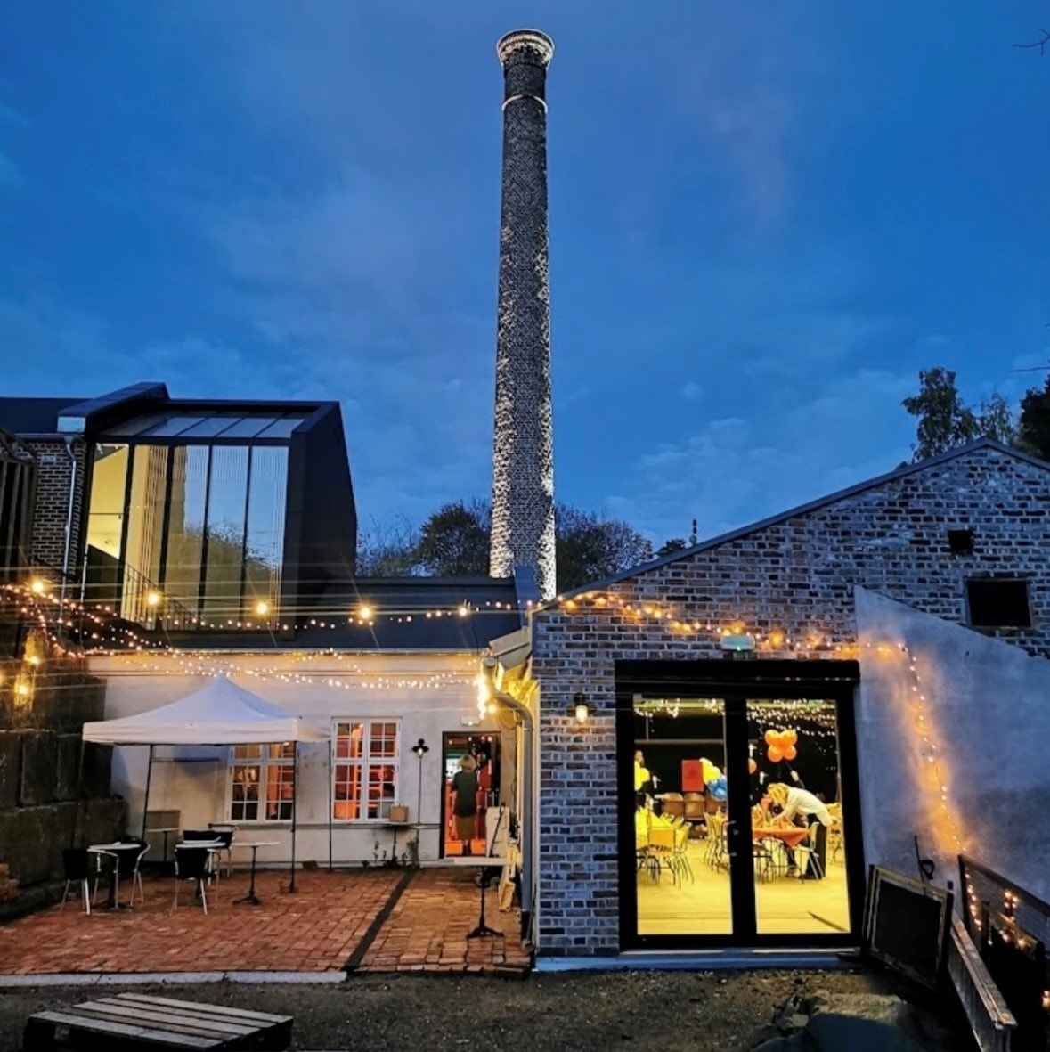 Nærmeste nabo er Svartdalsparken med sine koselige turstier langs elven, og ikke minst populære Kruttverket café Galleribilde