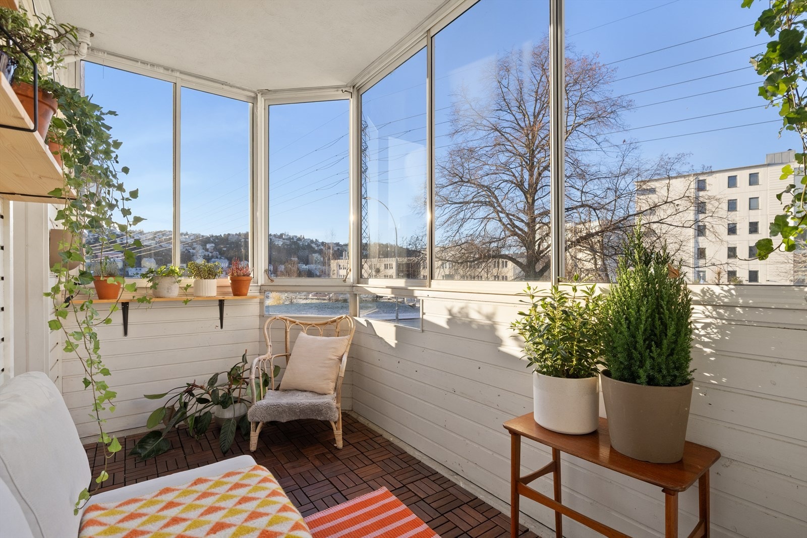 Fra stue er det adkomst til vestvendt innglasset balkong på 7 m². Her får kjøper gleden av meget gode solforhold, og en lun balkong som er en fin forlengelse av stuen. Galleribilde