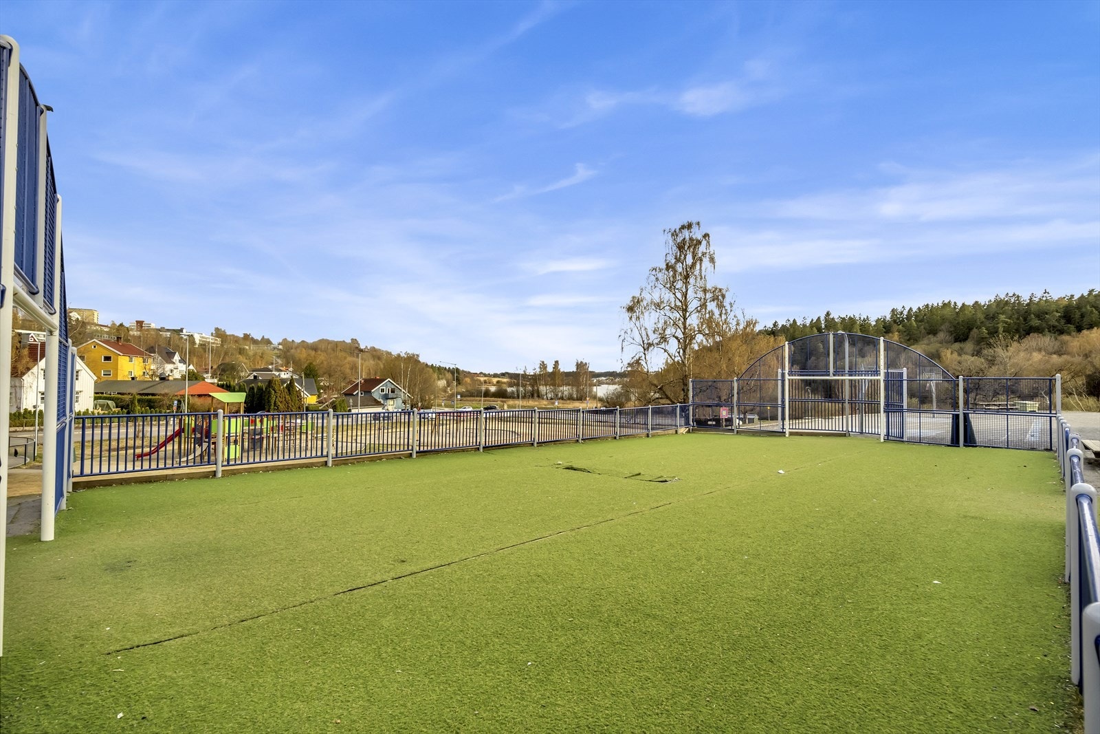 Nærområdet med flere lekeplasser, fotballbaner, parker og større grøntområder. Galleribilde