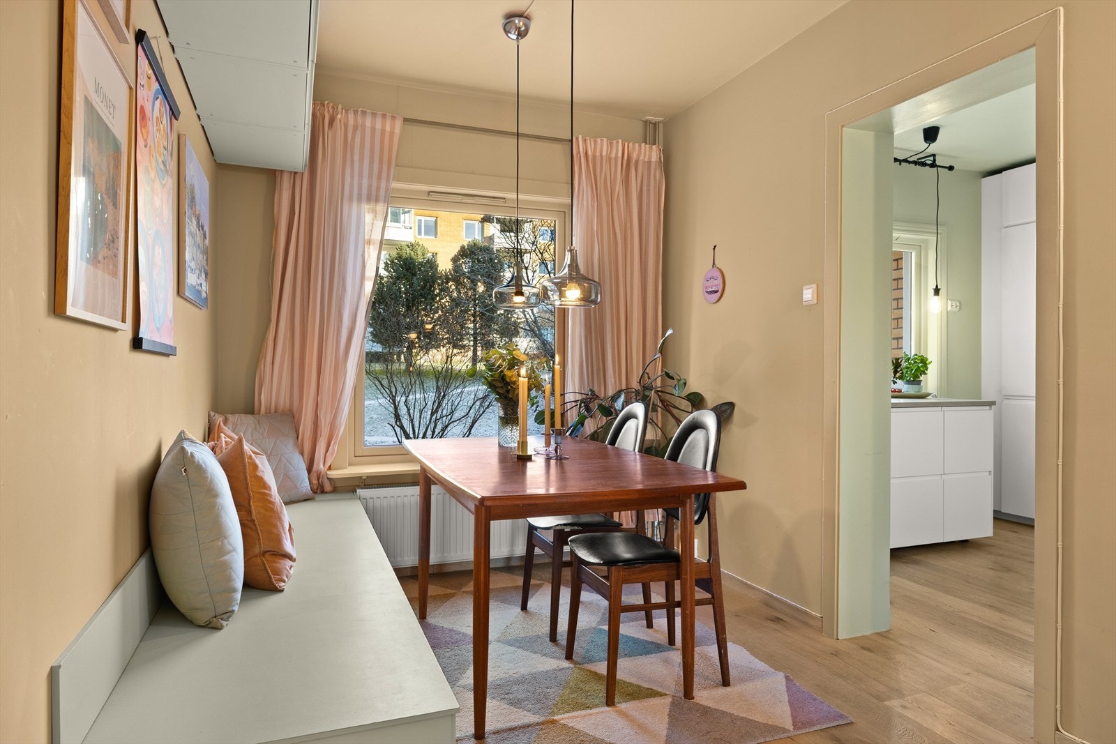 Ved kjøkkenet er det god plass til en spisegruppe. Her kan morgenkaffen nytes. Galleribilde