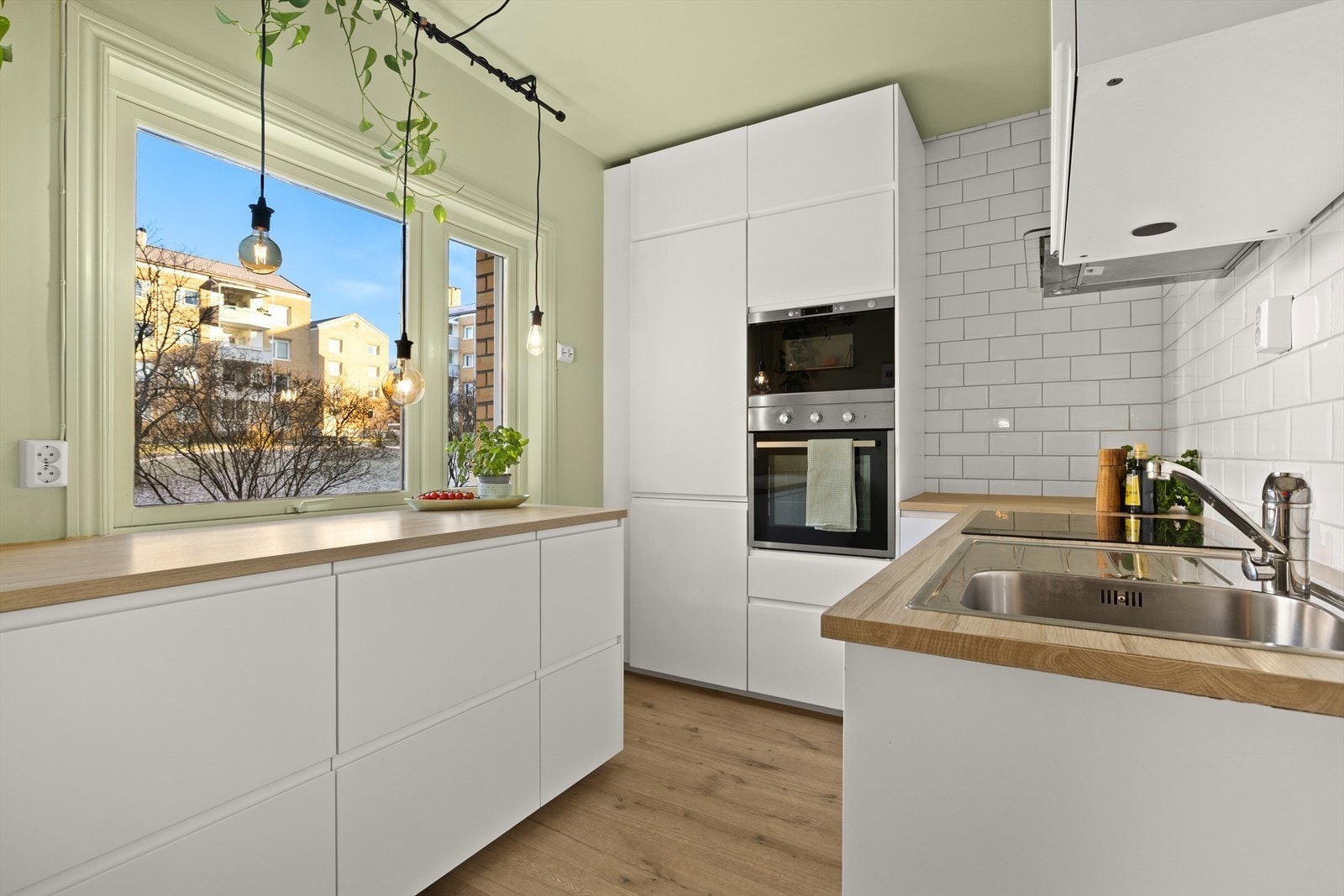 Lekkert og tidløst kjøkken med integrerte hvitevarer som kjøl/fryseskap, platetopp, mikrobølgeovn, stekeovn og oppvaskmaskin. Galleribilde