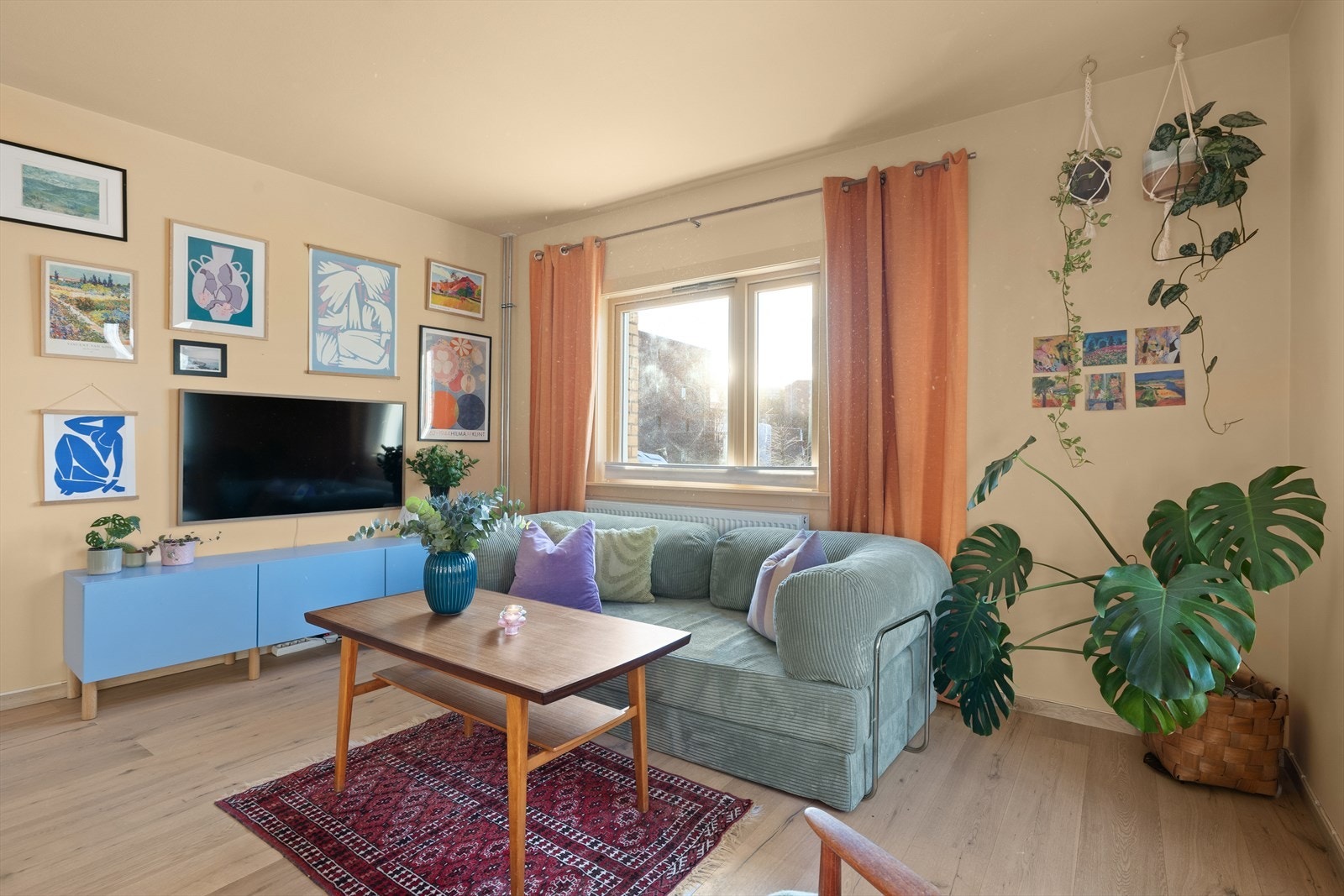 I stue er det god plass til sofagruppe og tv-seksjon. Galleribilde