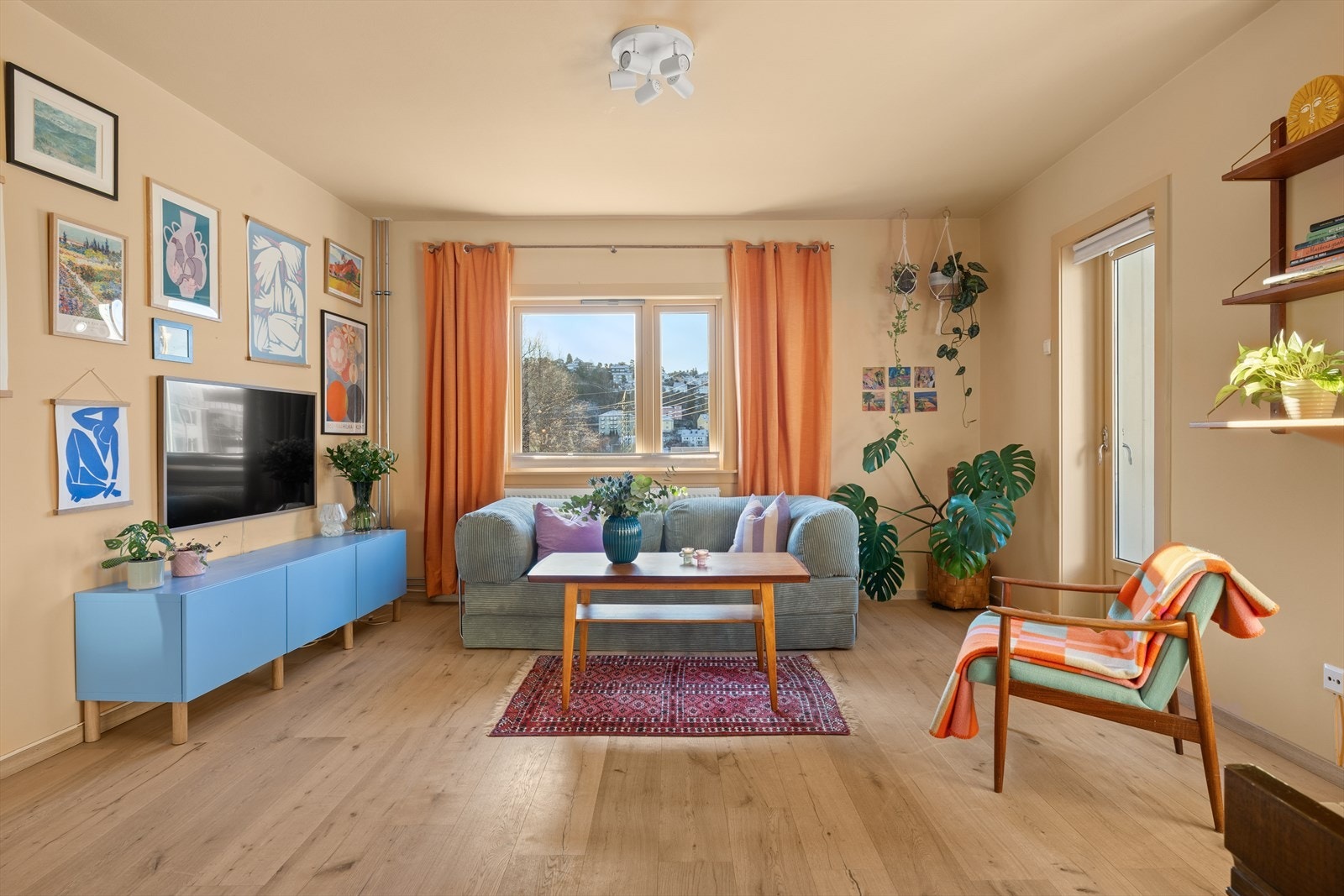 Leiligheten har en god intern beliggenhet på ende som gir rikelig med naturlig lysinnslipp fra flere sider. Galleribilde