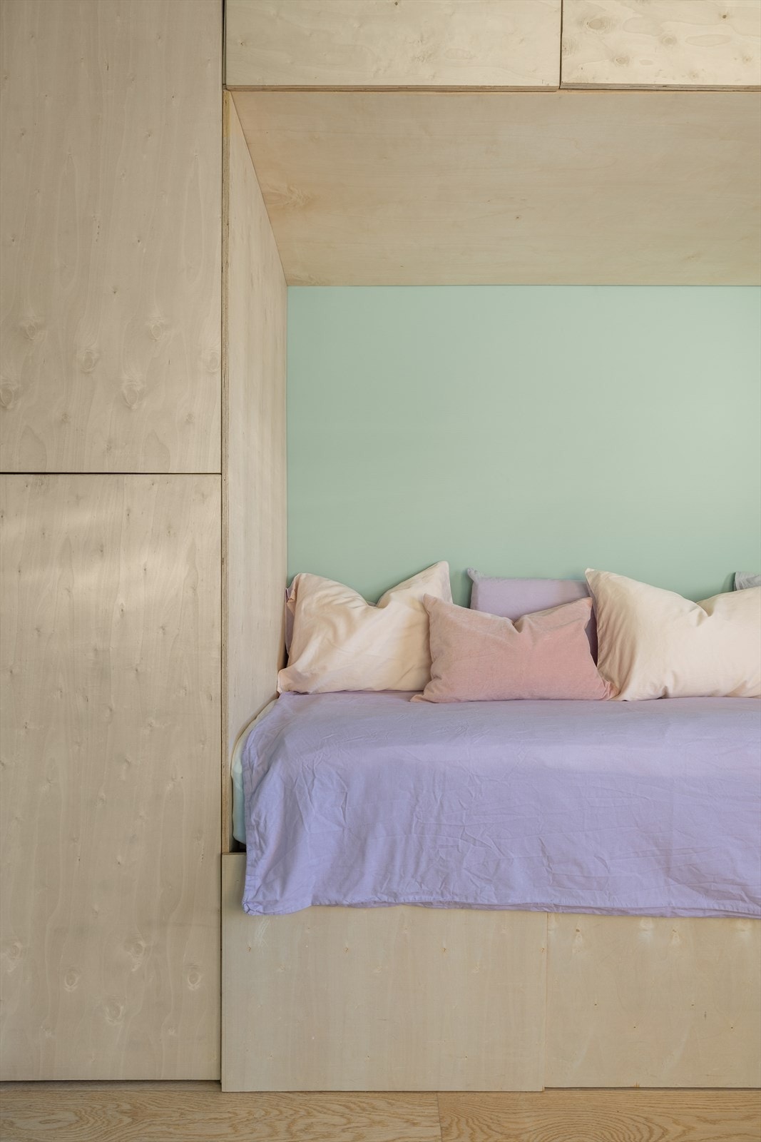 Praktisk hyllesystem med mye oppbevaringsplass. Hyllesystem medfølger ikke. Galleribilde