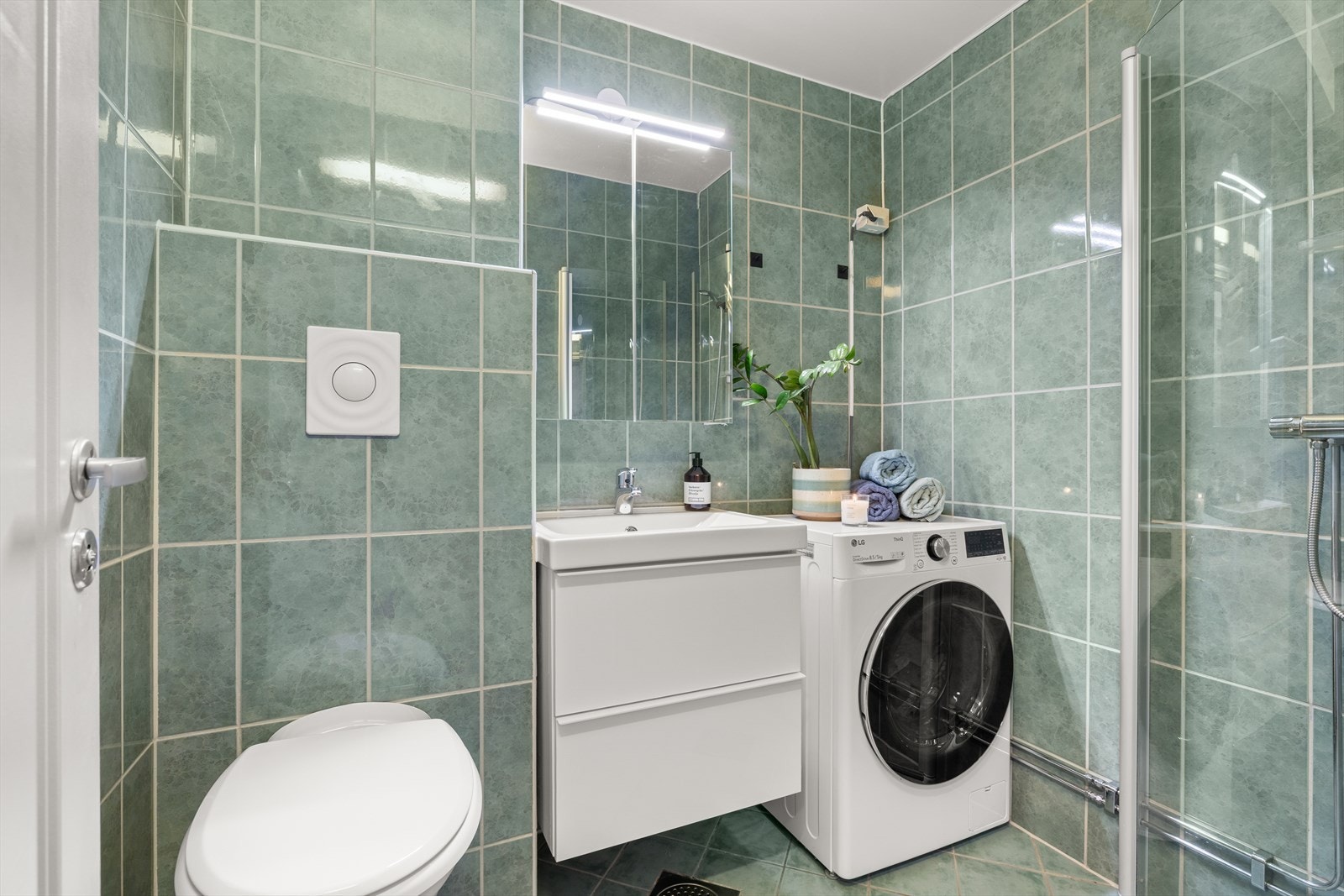 Flislagt bad fra 2006 i regi av borettslaget med varmekabler i gulv, servant med innredning, speilskap, toalett og opplegg for vaskemaskin. Galleribilde