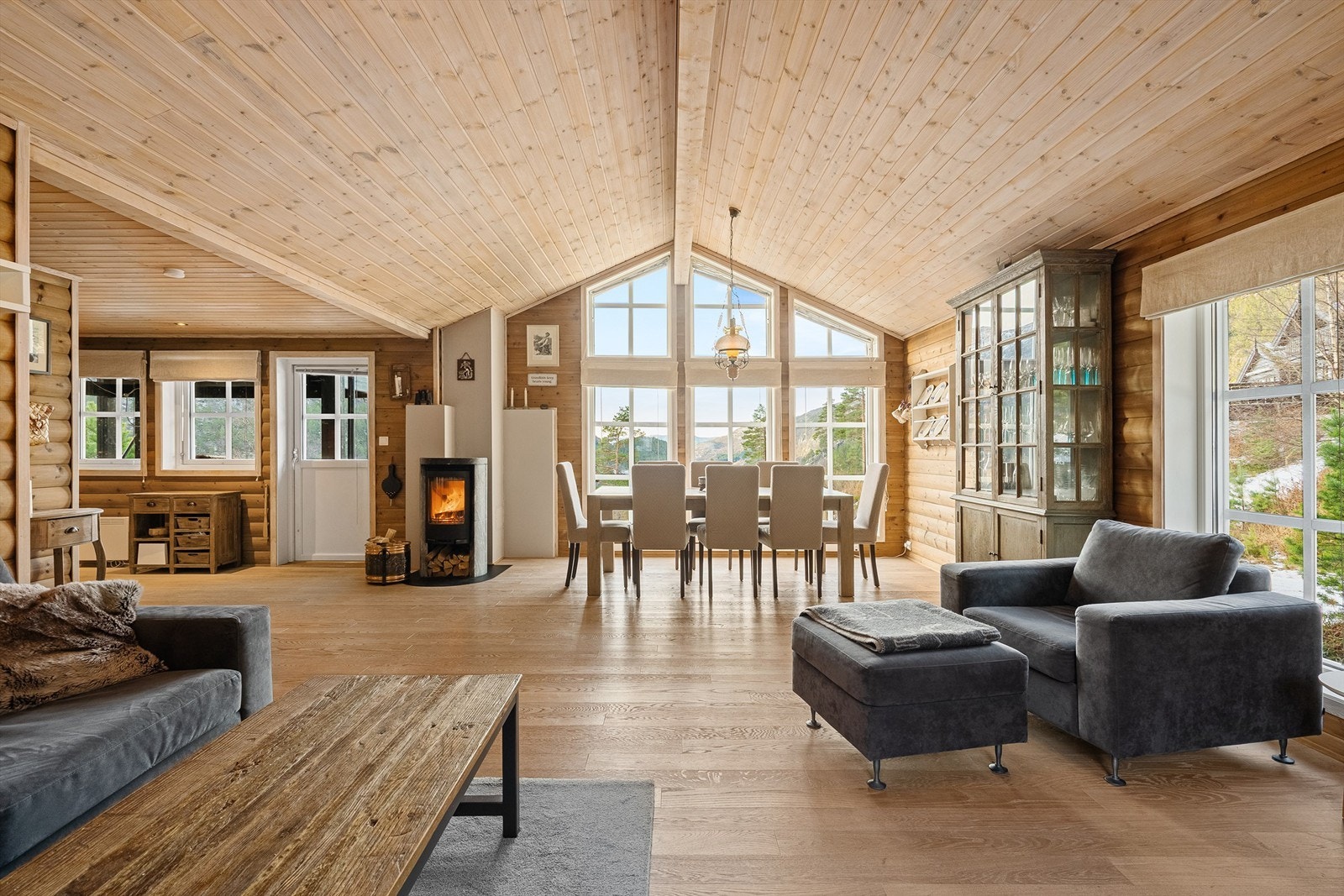 Stor takhøyde og generøse vindusflater gir en unik romfølelse og slipper naturen inn i stuen. Galleribilde