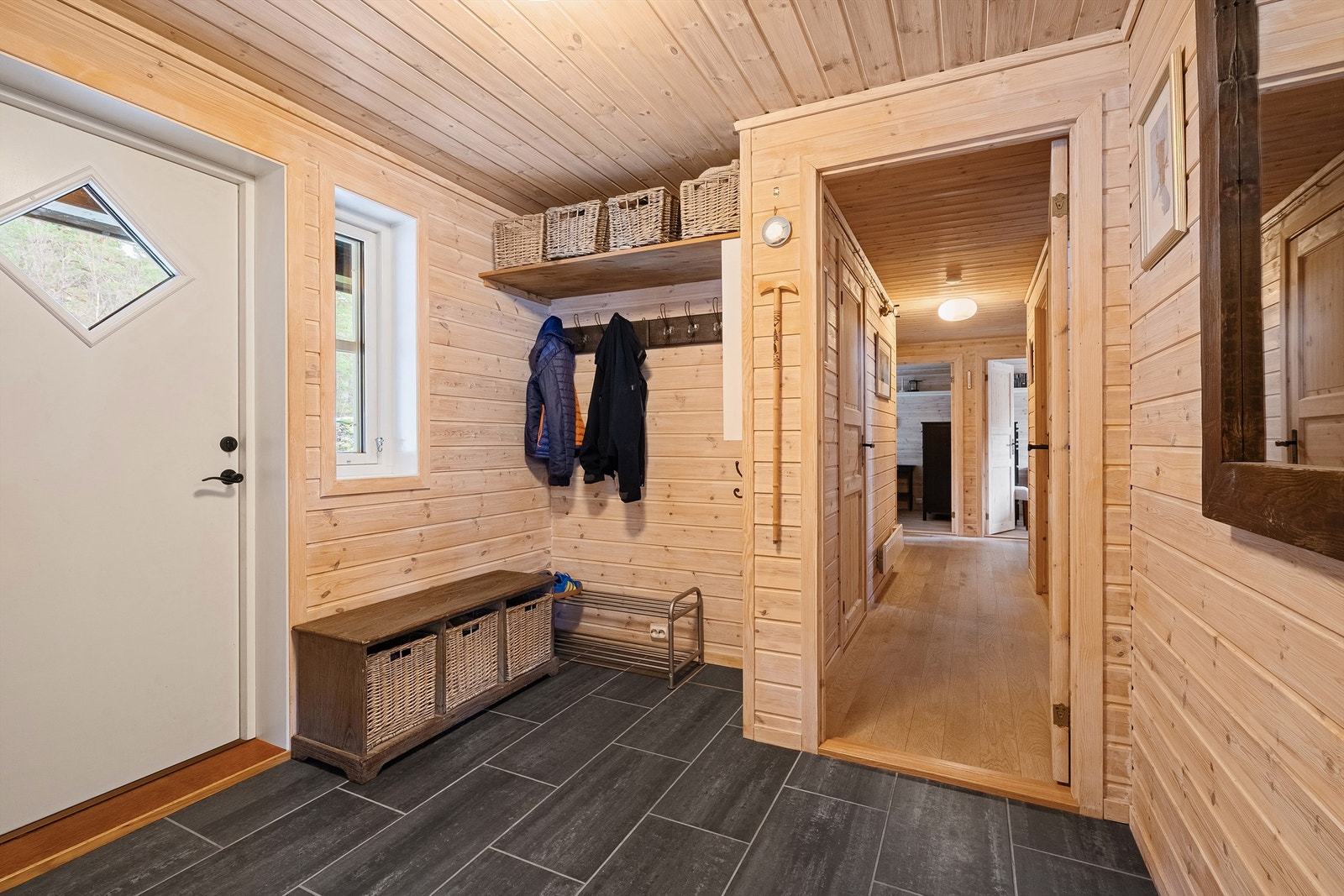 Entré med god plass til oppheng. Galleribilde