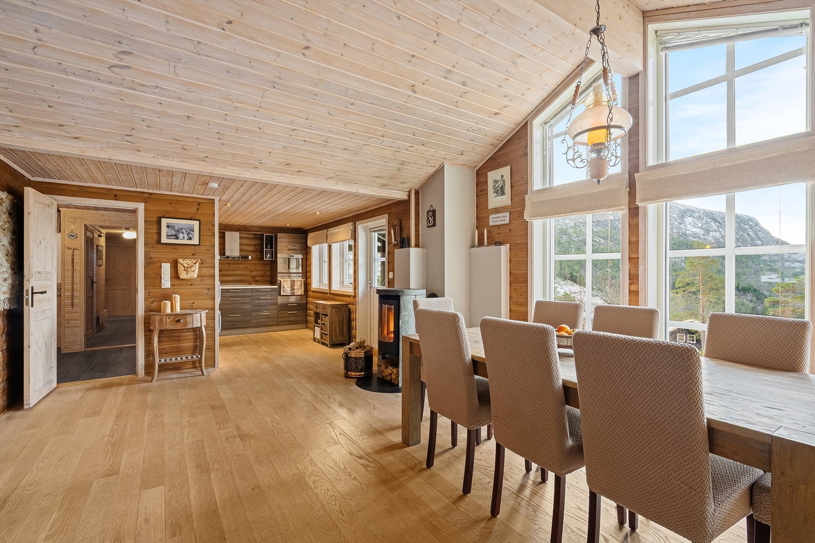 Stor spisestue hvor en kan dekke langbord for hyggelige måltider. Galleribilde