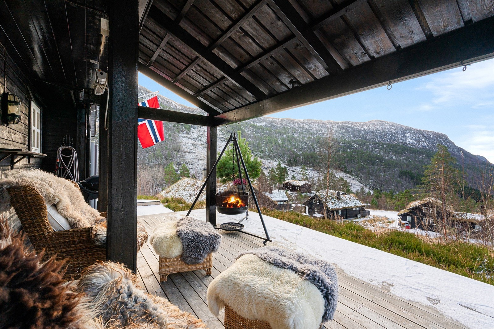 Direkte utgang til terrasse med overbygg - her kan en nyte flott utsikt. Galleribilde