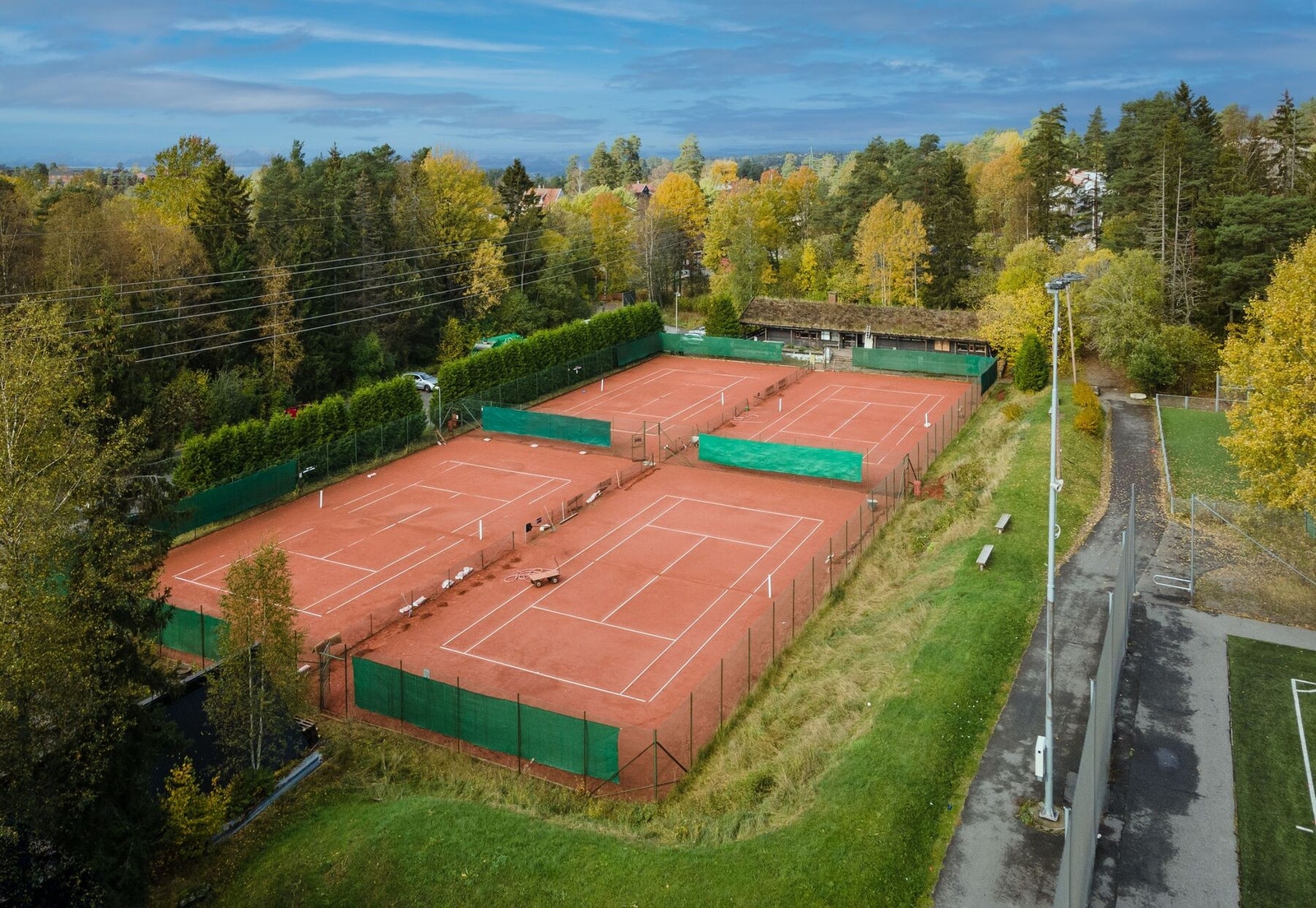 På Prinsdal Idrettspark ligger også Prinsdal Tennisklubb, som har en av landets beste grusbaner. Galleribilde
