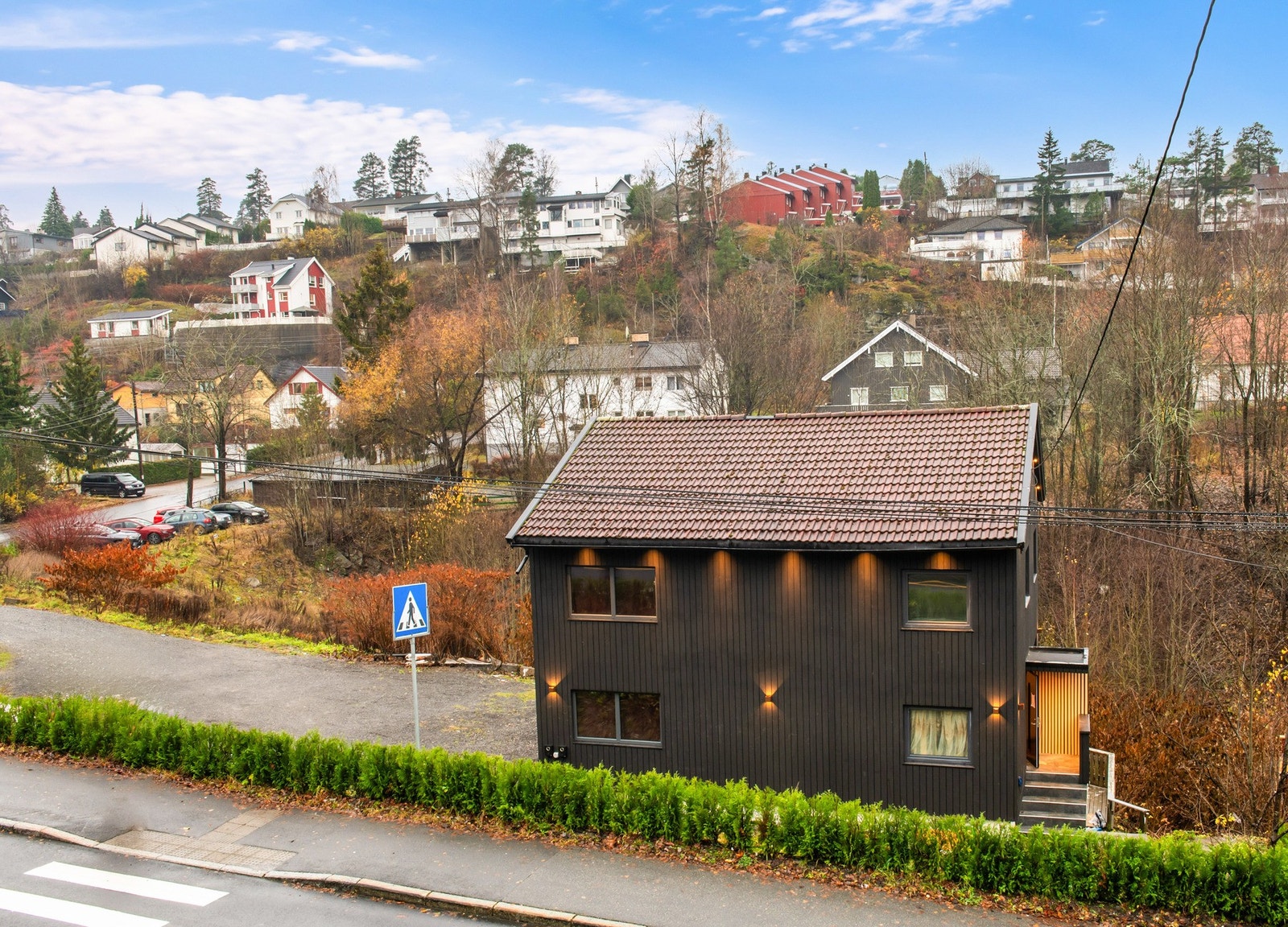 Eiendommen er seksjonert i 4 og det er gitt rammetillatelse for bygging av en tomannsbolig og en enebolig til venstre på tomten. Galleribilde