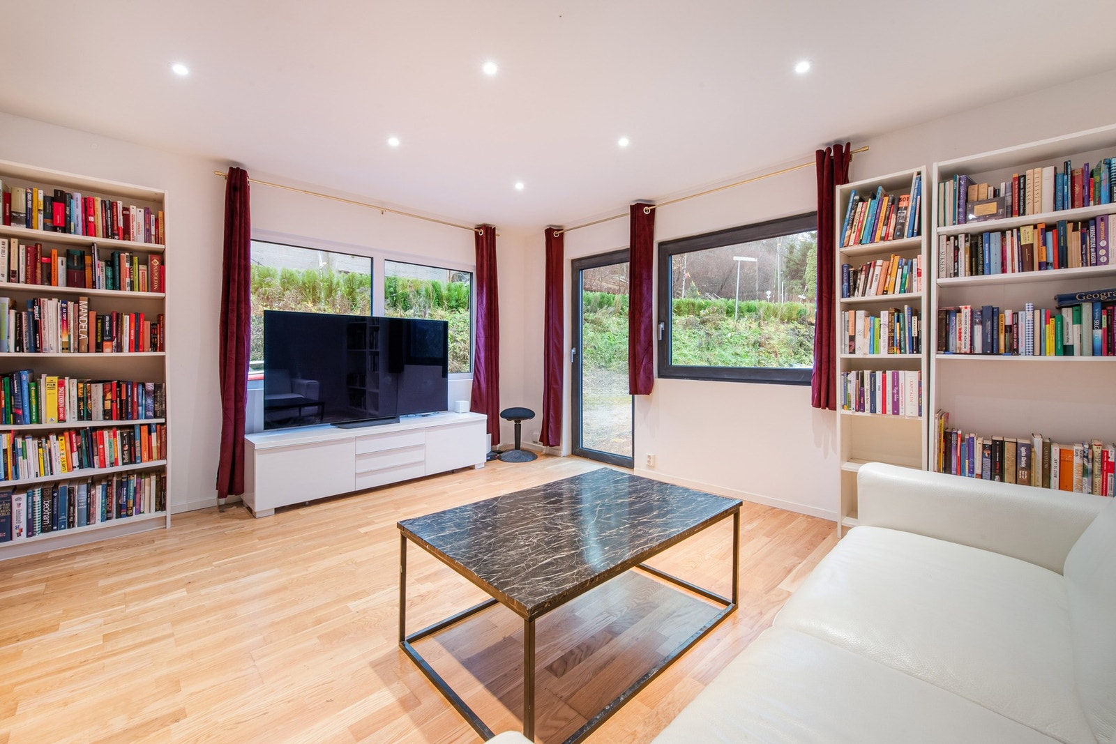 Stue/soverom 1. etasje, ca. 18 kvm. Dør til terreng. Galleribilde