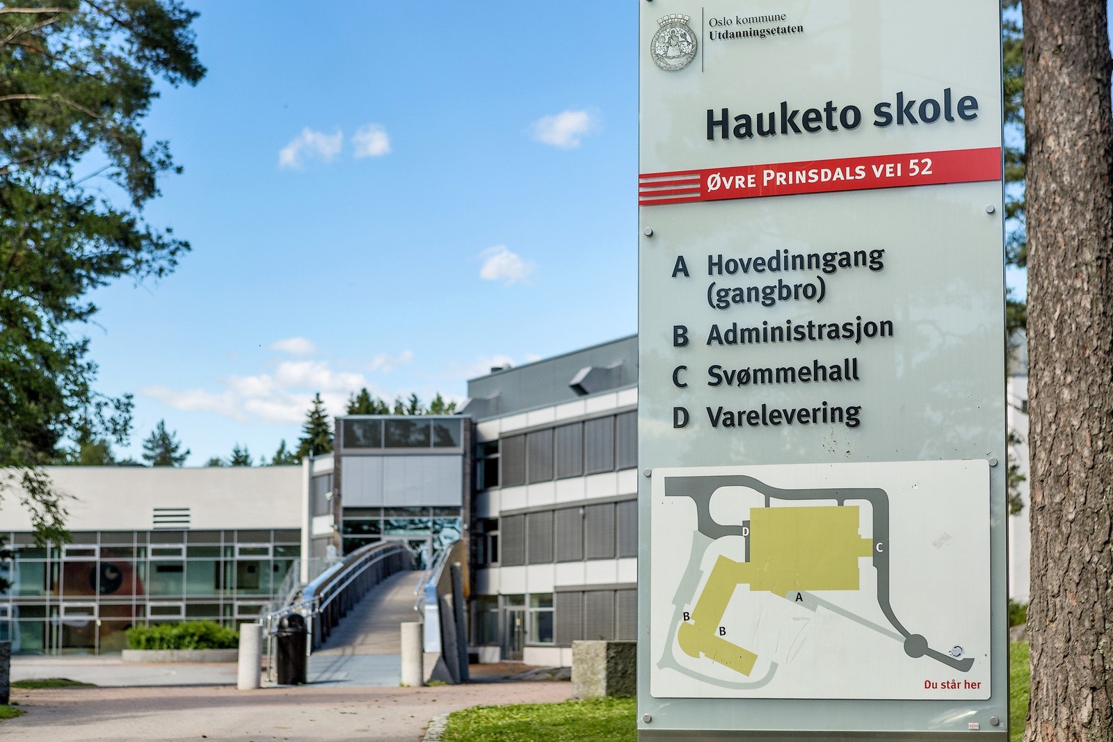 Hauketo ungdomsskole ligger rett ved Prinsdal barneskole. Galleribilde