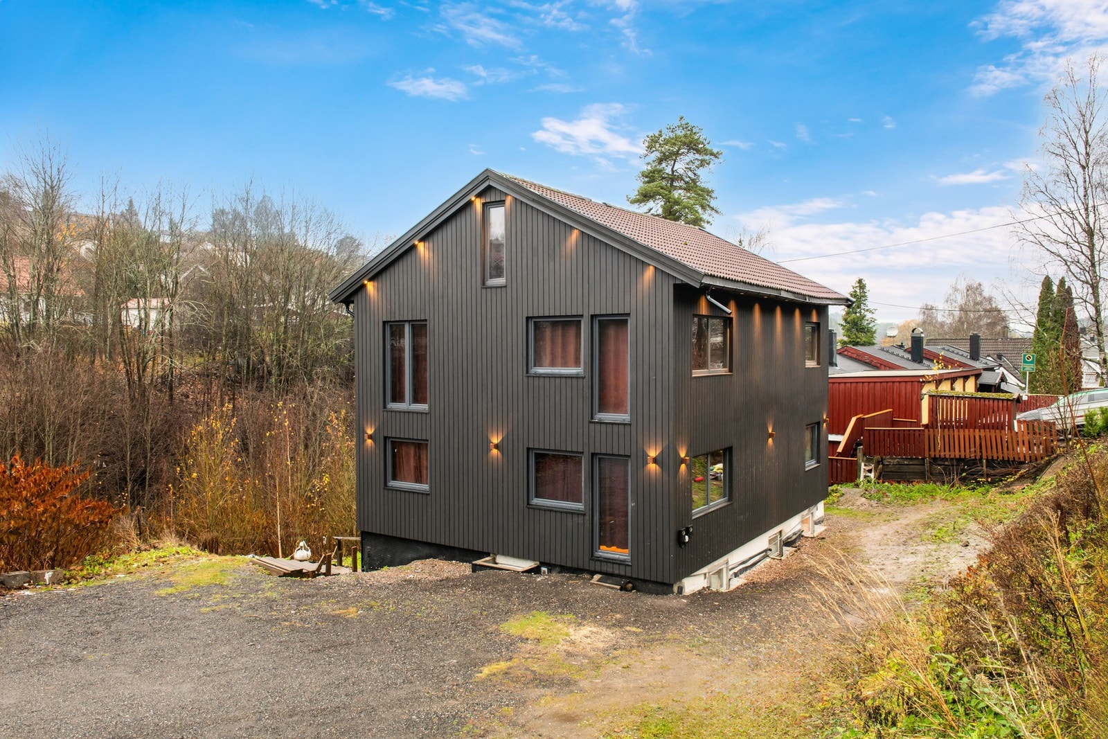 Etter at bildet er tatt er det montert rekkverk på franske balkongdører, trappen til underetasjen er fjernet, lyskassene til vinduene i underetasjen er skiftet, det er lagt nytt grusdekke på bakken mm. Galleribilde