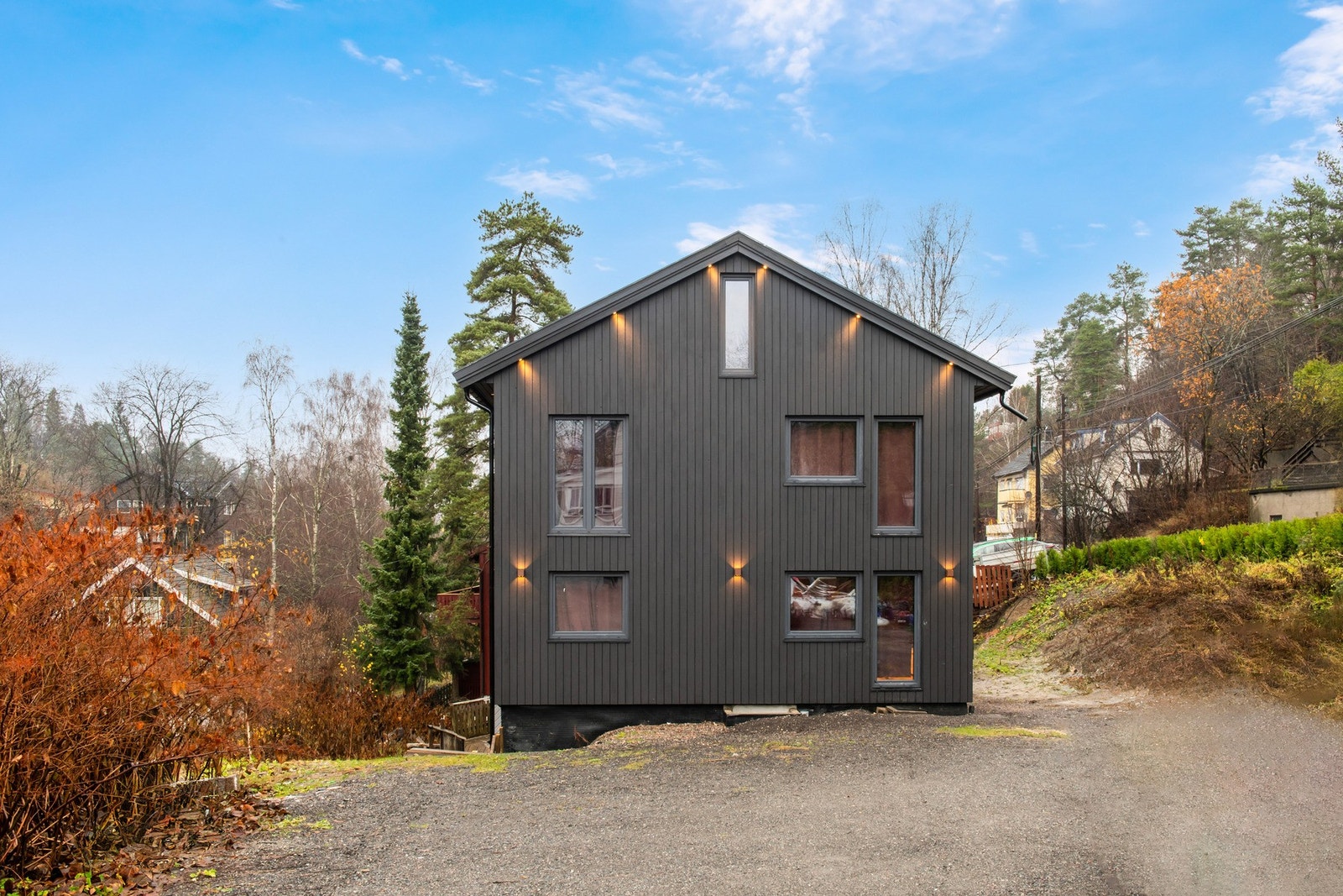 Rekkverk på Franske balkongdører i 2. etasje og loft er montert etter at bildet ble tatt. Galleribilde