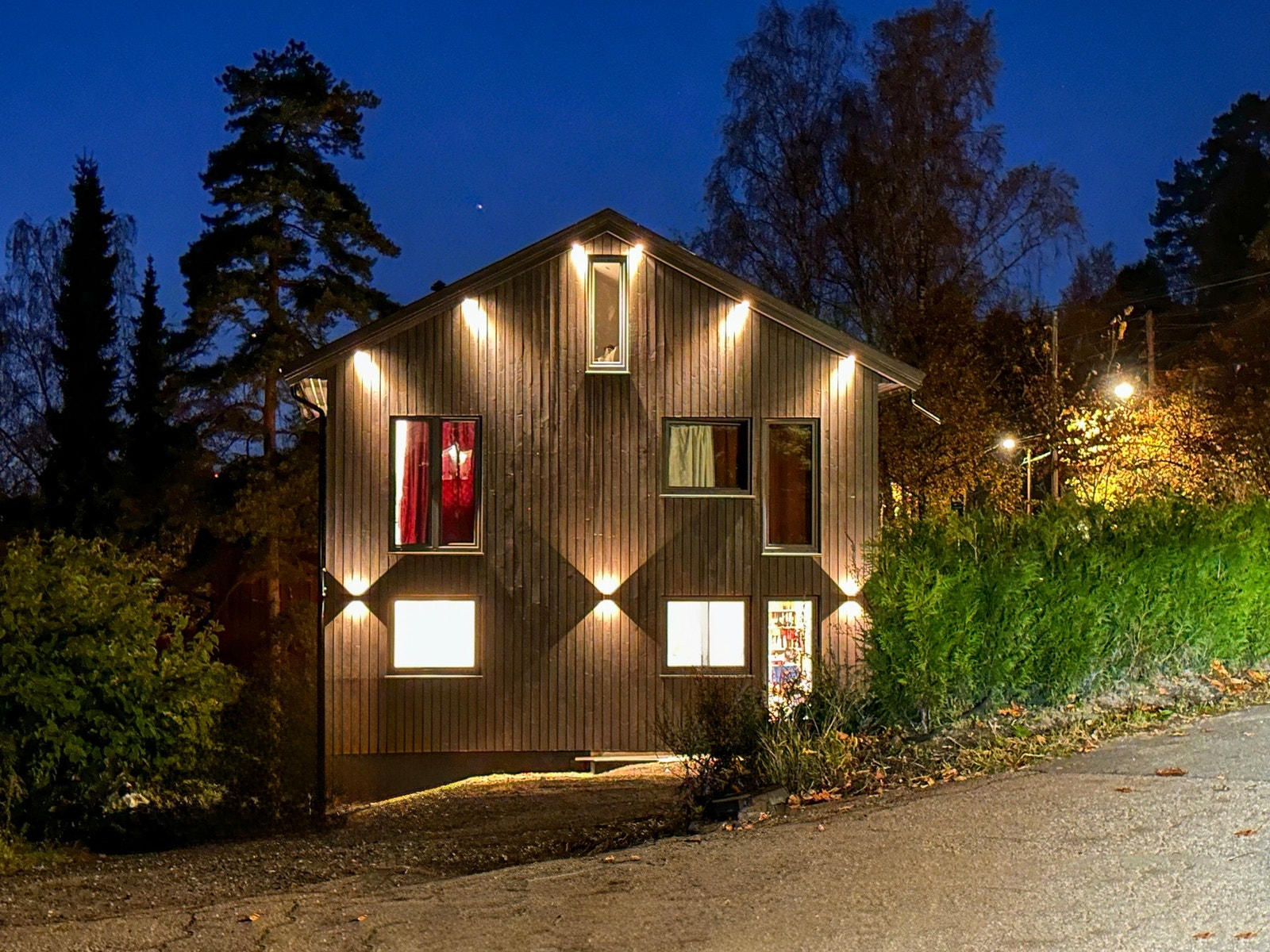 Etter at bildet er tatt er det montert rekkverk på franske balkongdører. Galleribilde